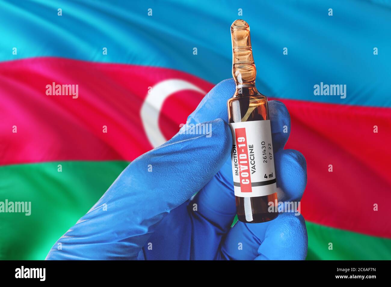 Aserbaidschan Flagge mit Coronavirus Covid-19 Konzept. Arzt mit blauen Schutz medizinische Handschuhe hält eine Impfstoffflasche. Coronavirus covid 19 Impfstoff res Stockfoto