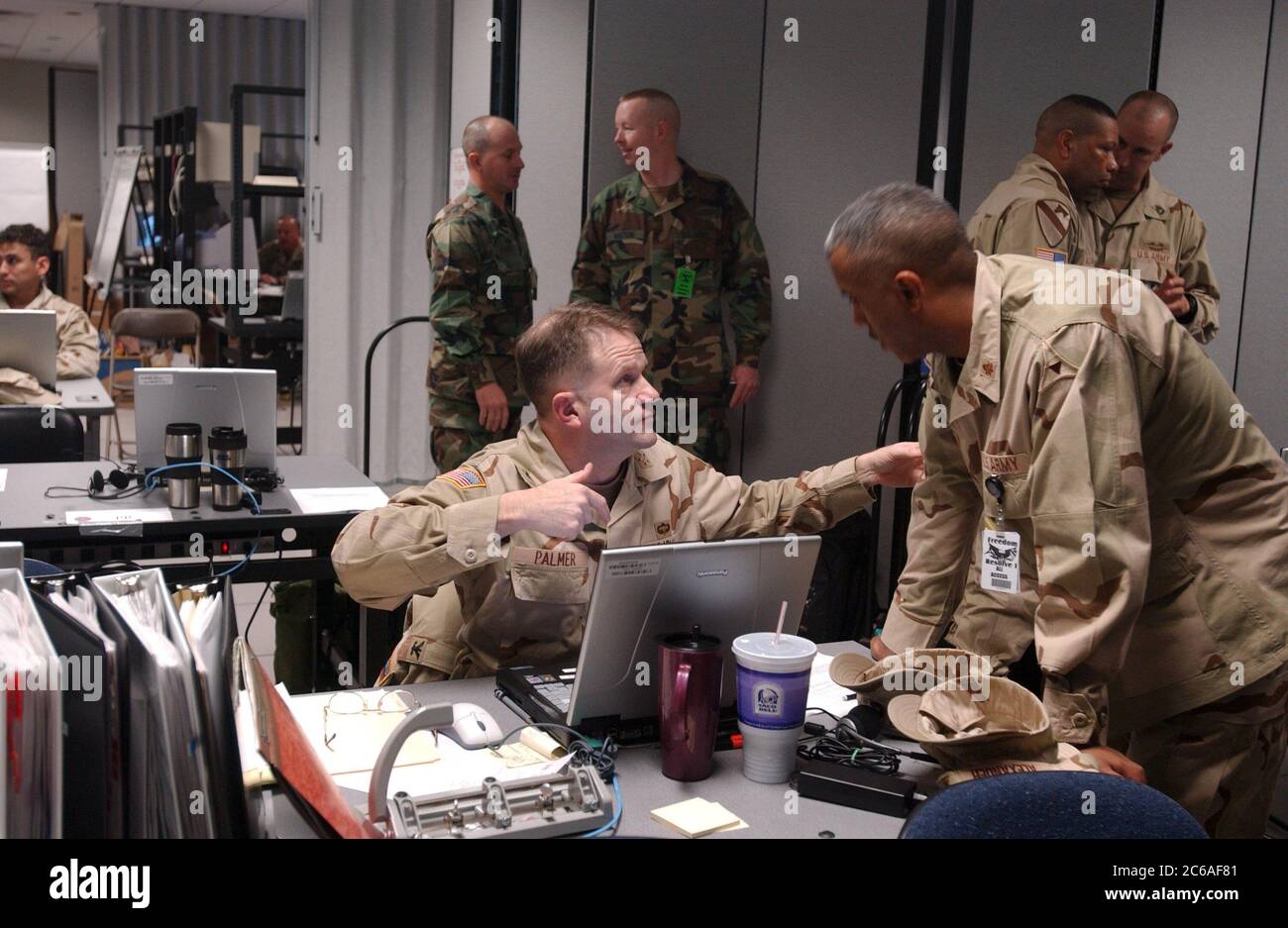 Fort Hood, Texas, USA 12. Dezember 2003: Befehlshaber der USA Streitkräfte führen Kampfsimulationsübungen in Fort Hood, dem weltweit größten Militärstützpunkt, durch, um den kombinierten Einsatz der Joint Task Force-7 nach Neujahr in den Irak vorzubereiten. Die siebentägige Übung umfasst britische, polnische und andere Koalitionstruppen und simuliert die realen Bedingungen im Irak für die Truppen auf dem Weg dorthin. ©Bob Daemmrich Stockfoto