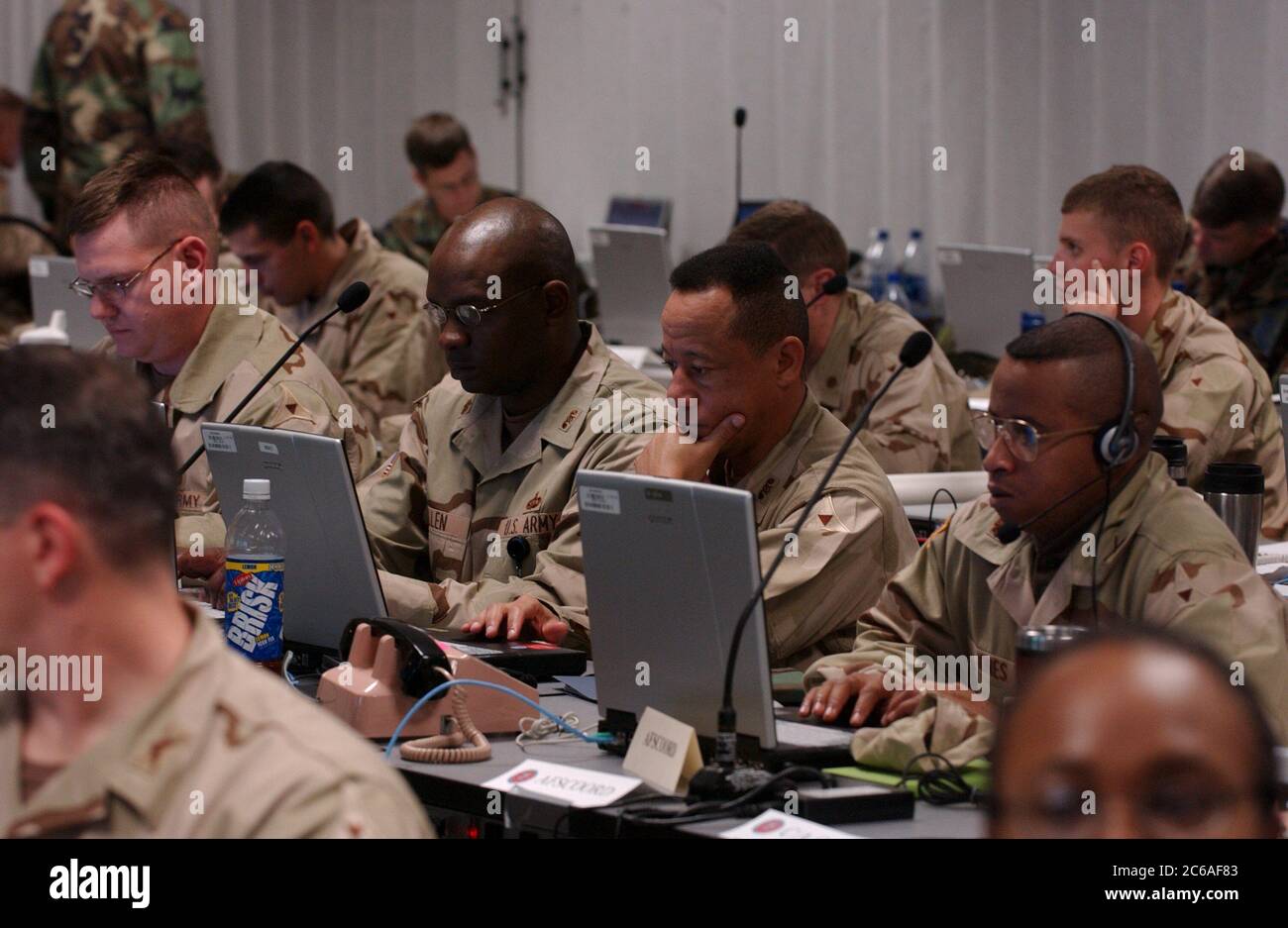 Fort Hood, Texas, USA 12. Dezember 2003: Befehlshaber der USA Streitkräfte führen Kampfsimulationsübungen in Fort Hood, dem weltweit größten Militärstützpunkt, durch, um den kombinierten Einsatz der Joint Task Force-7 nach Neujahr in den Irak vorzubereiten. Die siebentägige Übung umfasst britische, polnische und andere Koalitionstruppen und simuliert die realen Bedingungen im Irak für die Truppen auf dem Weg dorthin. ©Bob Daemmrich Stockfoto