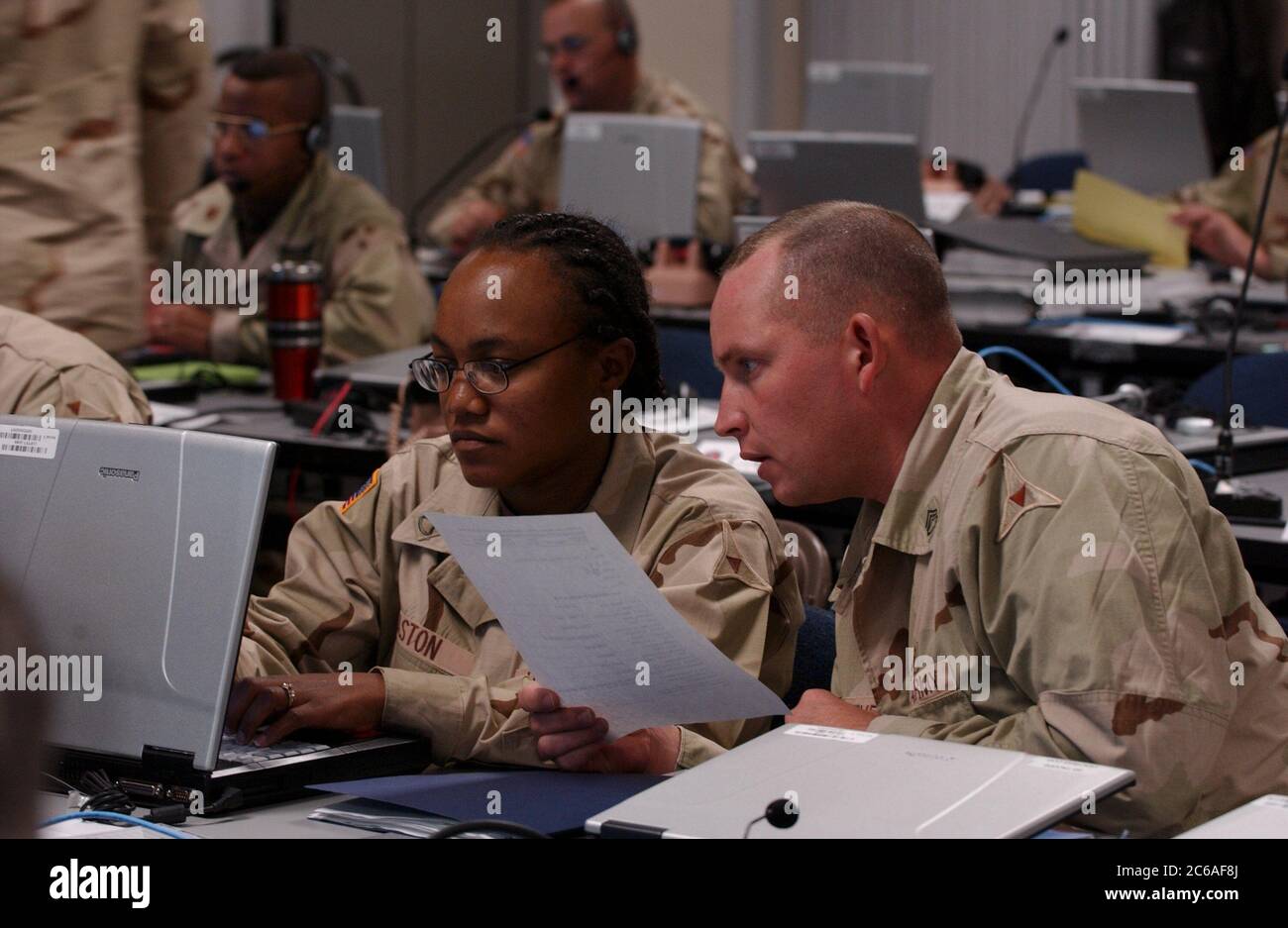 Fort Hood, Texas, USA 12. Dezember 2003: Befehlshaber der USA Streitkräfte führen Kampfsimulationsübungen in Fort Hood, dem weltweit größten Militärstützpunkt, durch, um den kombinierten Einsatz der Joint Task Force-7 nach Neujahr in den Irak vorzubereiten. Die siebentägige Übung umfasst britische, polnische und andere Koalitionstruppen und simuliert die realen Bedingungen im Irak für die Truppen auf dem Weg dorthin. ©Bob Daemmrich Stockfoto