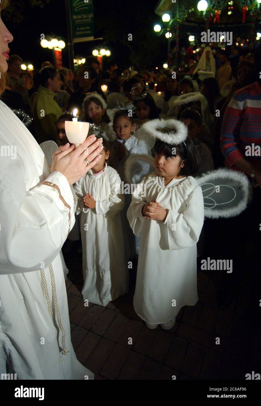 San Antonio, Texas, USA 21. Dezember 2003: In Engelskostümen gekleidete Kinder nehmen am La Gran Posada Teil, einer Nachstellung von Joseph und Marys Suche nach Unterkünften, während es durch die Innenstadt von San Antonio zur Kathedrale von San Jose führt, dem ältesten katholischen Heiligtum des Landes. ©Bob Daemmrich Stockfoto