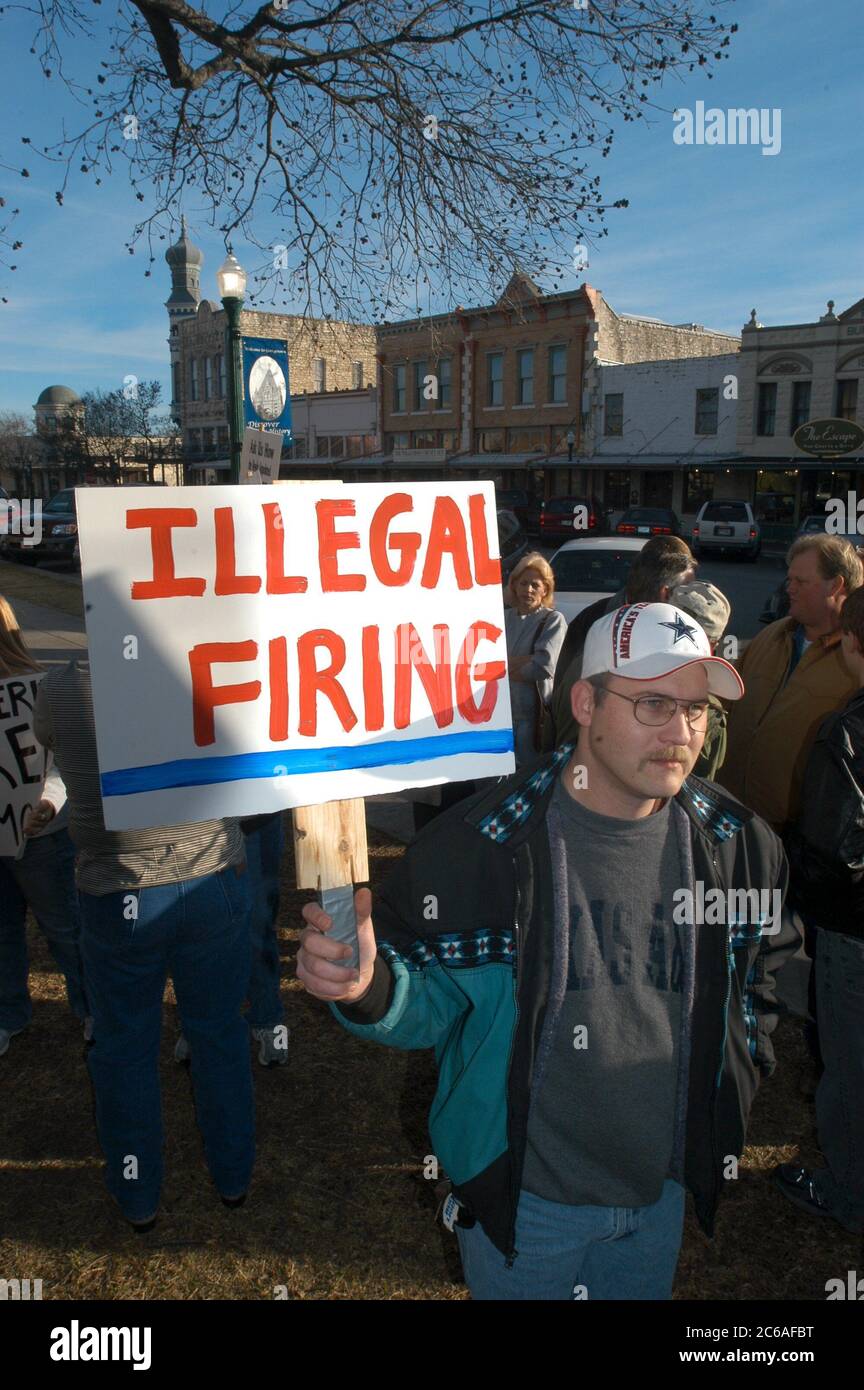 Georgetown, Texas, USA, 09. Januar 2004: Ehemalige Büroangestellte des Sheriffs von Williamson County protestieren gegen die Vereidigung des neuen Sheriffs, der mehrere langjährige Mitarbeiter gefeuert hat, als er das Amt übernahm. ©Bob Daemmrich Stockfoto