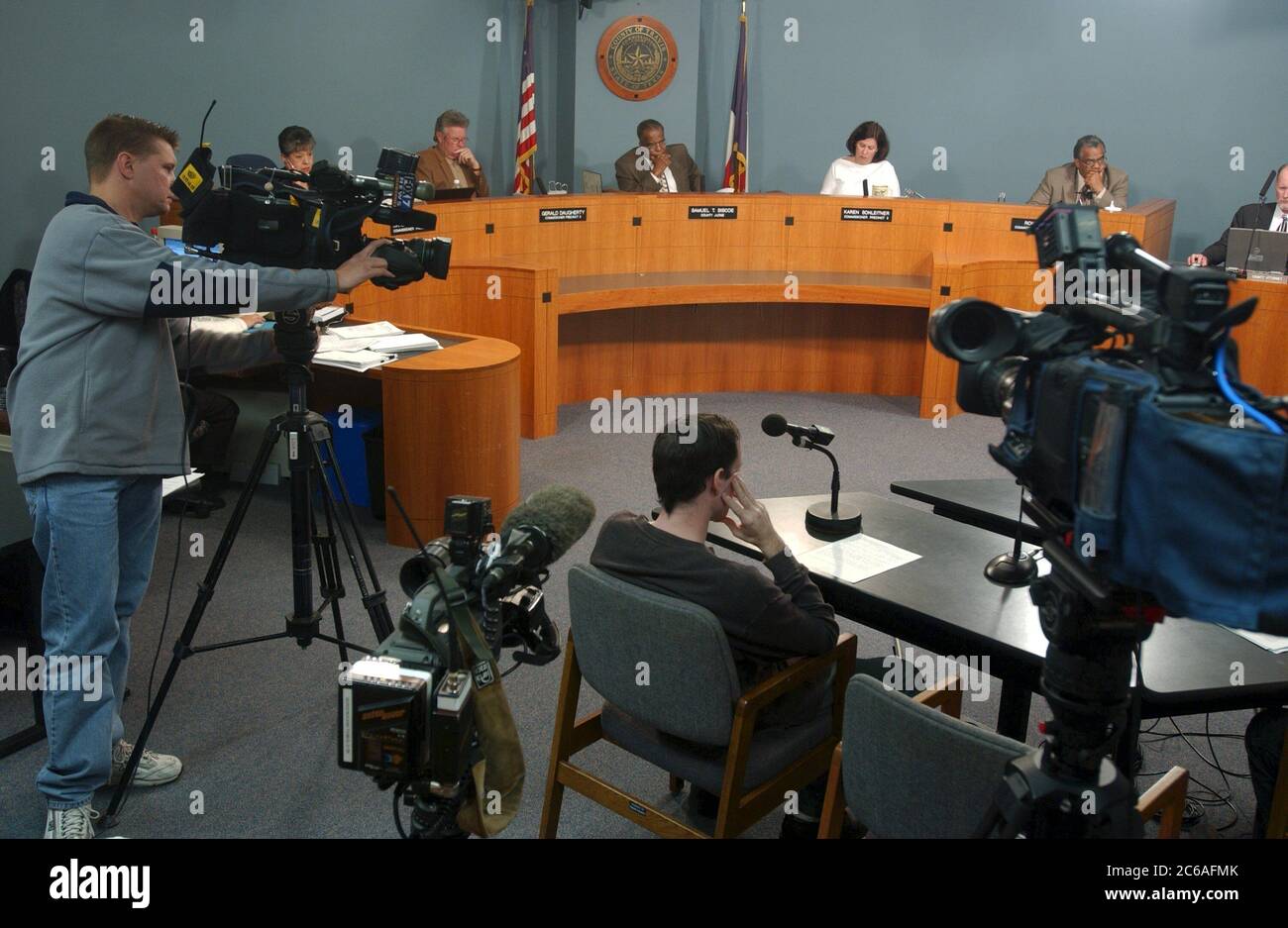 Austin, Texas, USA, 20. Januar 2004: Der Kameraanbieter konzentriert sich auf den Sprecher während der Fernsehsitzung des Travis County (Texas) Commissioners Court. ©Bob Daemmrich Stockfoto