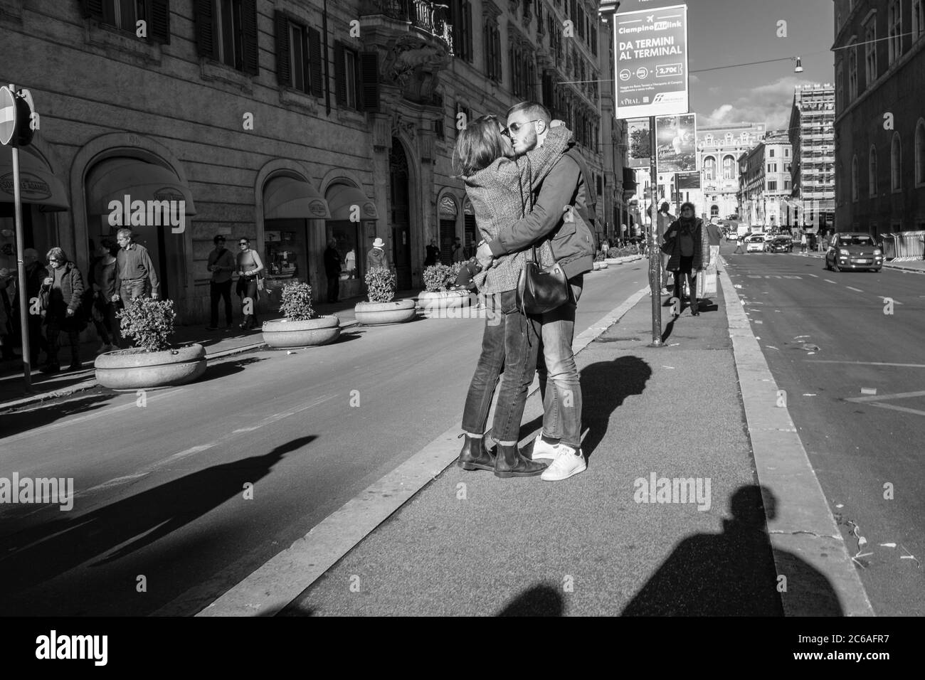 Liebhaber küssen in der Mitte einer Straße in Rom, Italien Stockfoto
