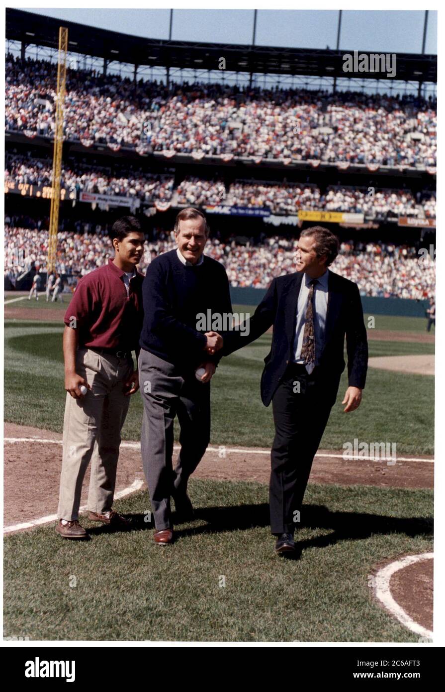 P30541-17 von rechts nach links: George W. Bush mit seinem Vater, Präsident George H. Bush, und seinem Neffen, George P. Bush, warf das Eröffnungsspiel im Oriole Park in Camden Yards in Baltimore, MD., 06. April 92, vor dem Eröffnungsspiel der Orioles der Saison. Foto: George Bush Presidential Library Stockfoto