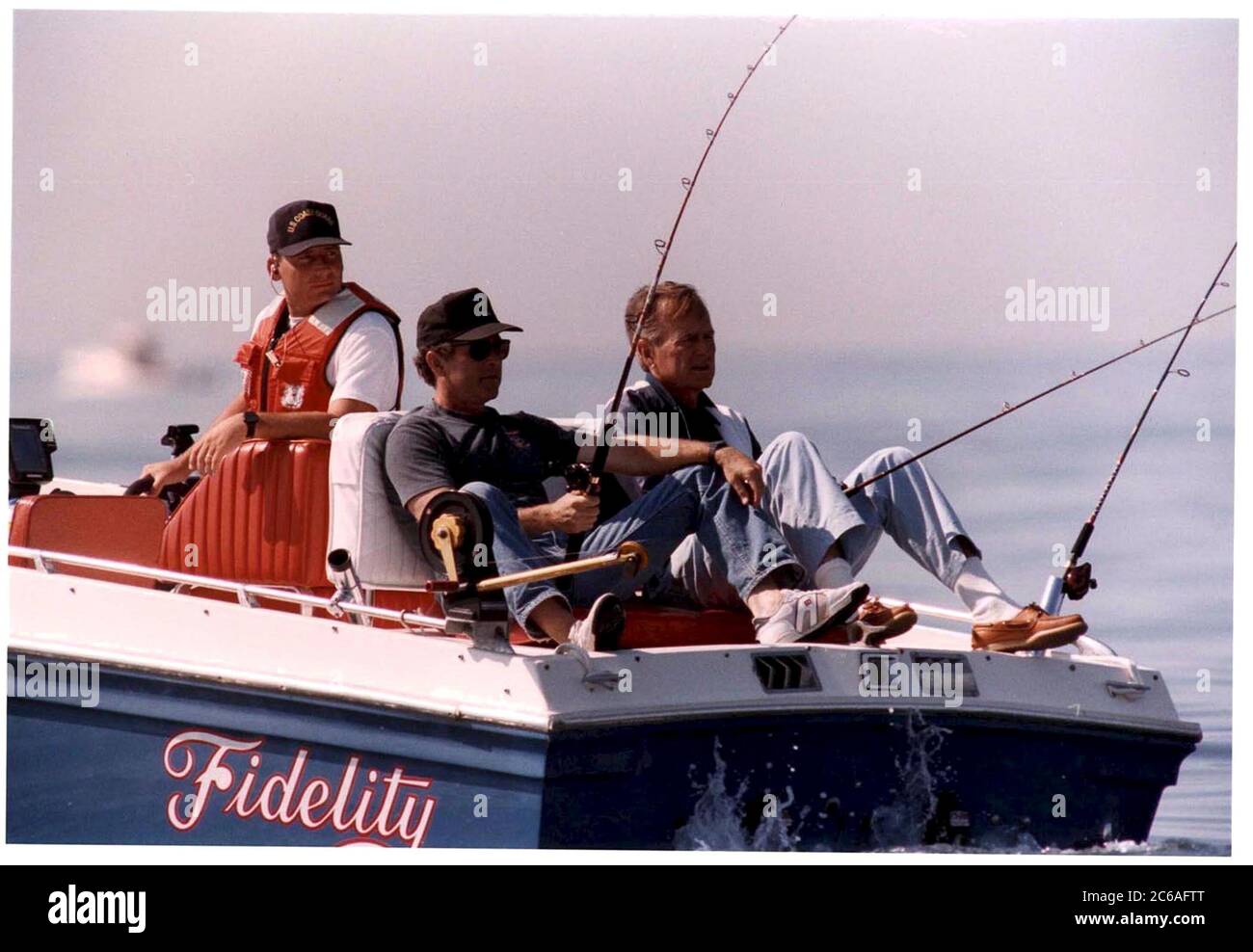 P24252-23 George W. Bush, Angelzentrum mit seinem Vater, Präsident George H. Bush, vor Kennebunkport, Maine, 13. August 91. Foto: George Bush Presidential Library Stockfoto