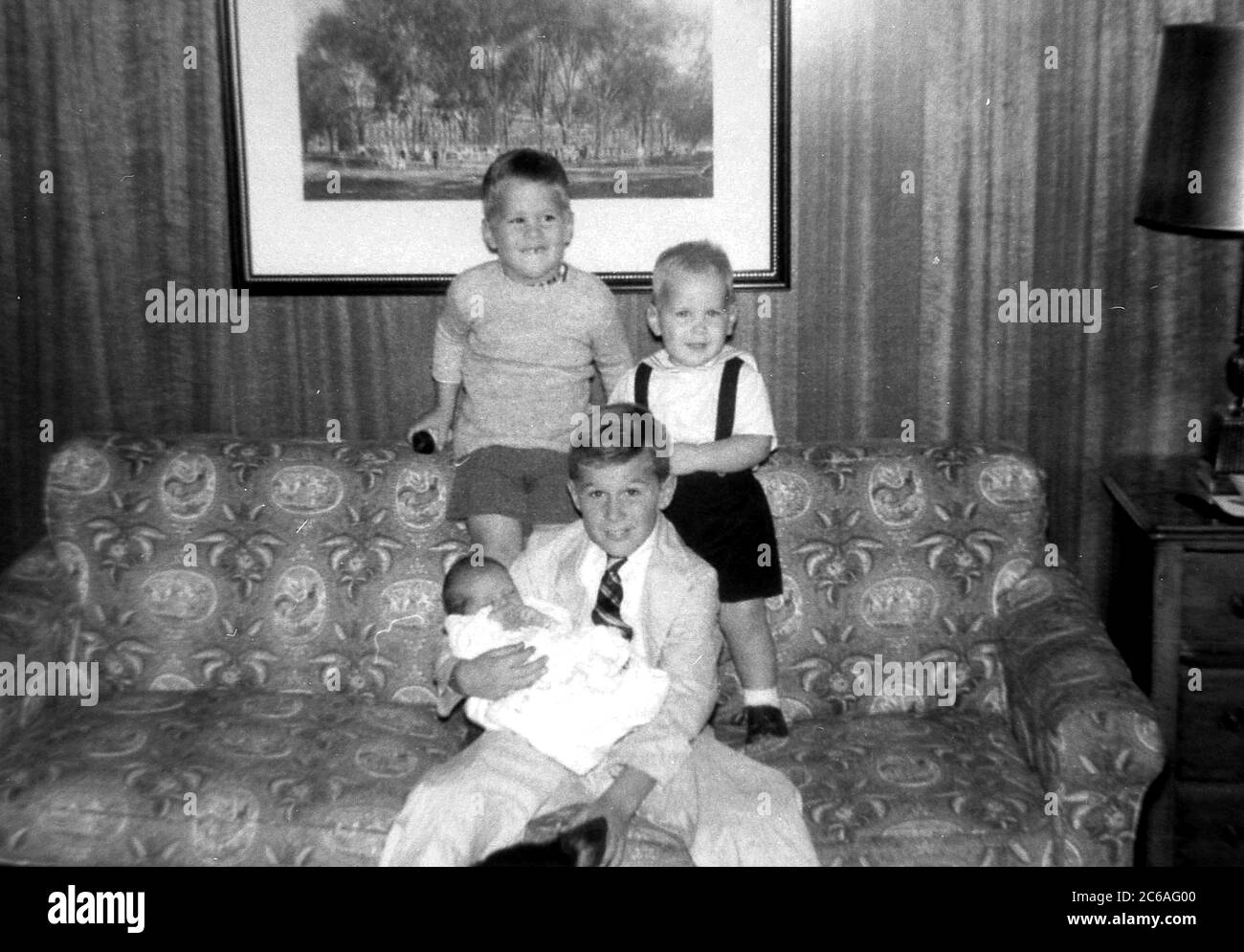 Der HS599 10-jährige George W. Bush hält seinen kleinen Bruder Marvin mit den Brüdern Jeb und Neil hinter sich, Midland, Texas. November 1956 Foto: George Bush Presidential Library Stockfoto