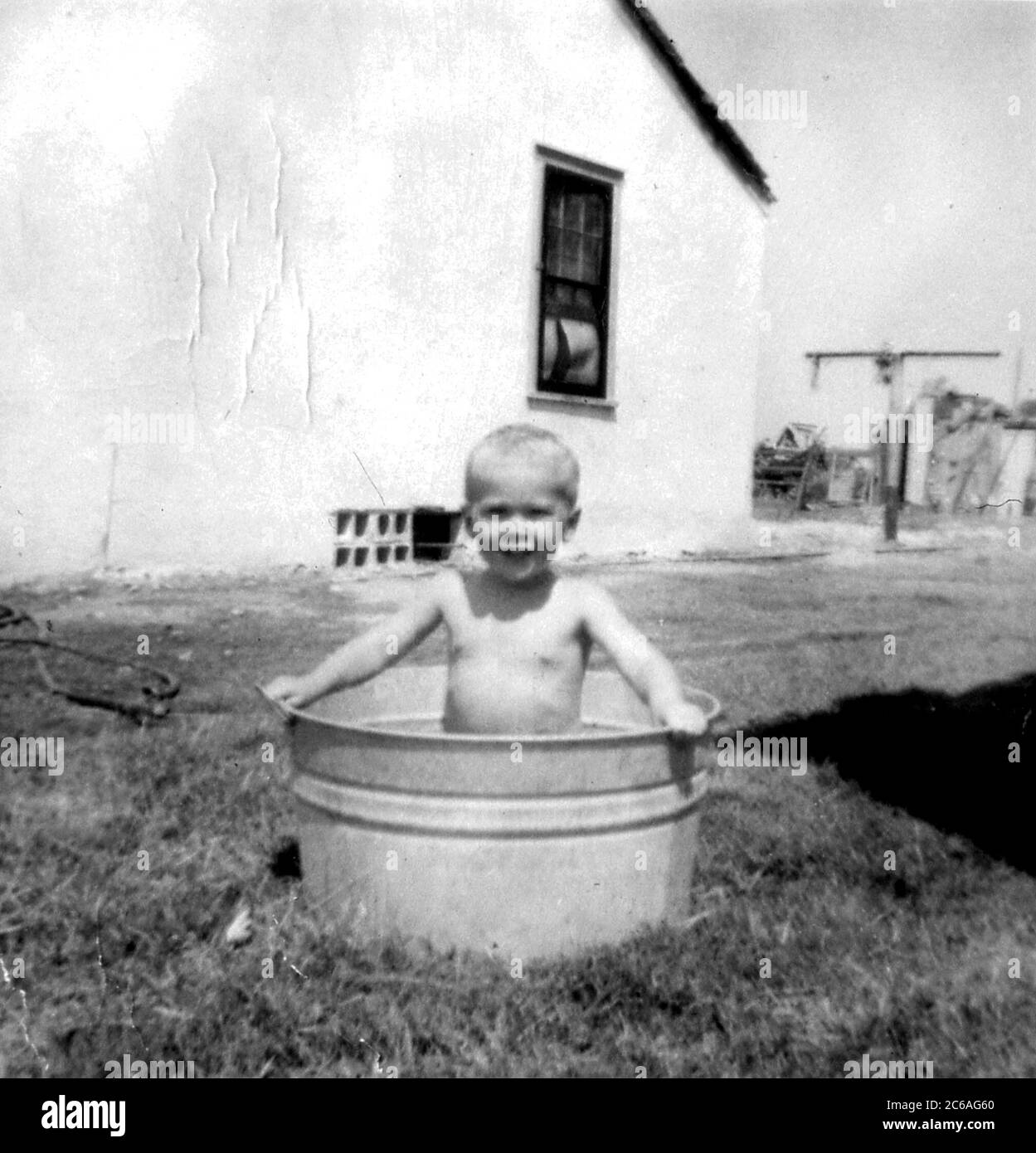 HS313 George W. Bush „schwimmt“ im Waschbecken, Odessa, Texas, USA, ca. 1949. Foto: George Bush Presidential Library Stockfoto