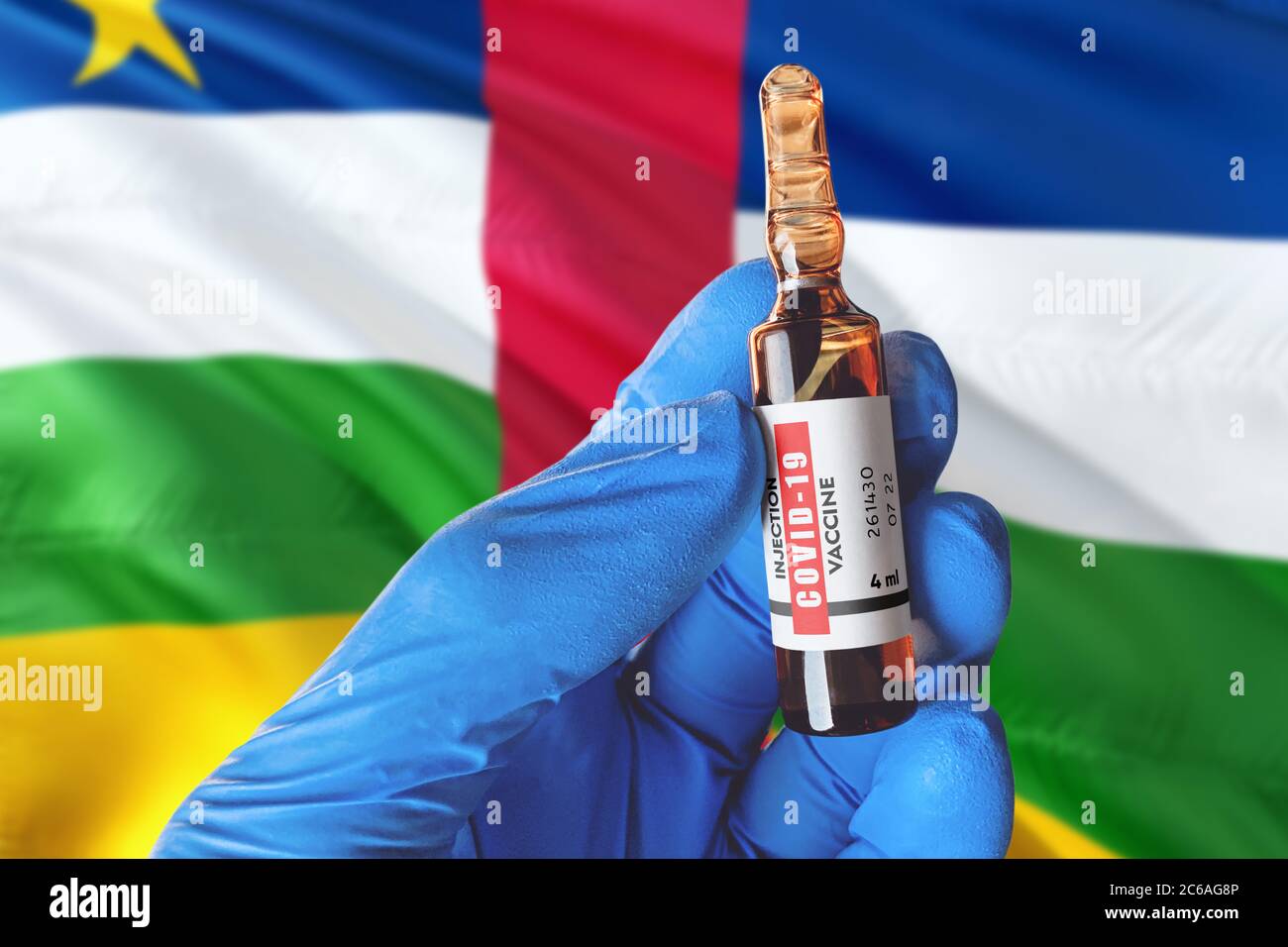 Flagge der Zentralafrikanischen Republik mit Coronavirus Covid-19 Konzept. Arzt mit blauen Schutz medizinische Handschuhe hält eine Impfstoffflasche. Coronavirus covid Stockfoto