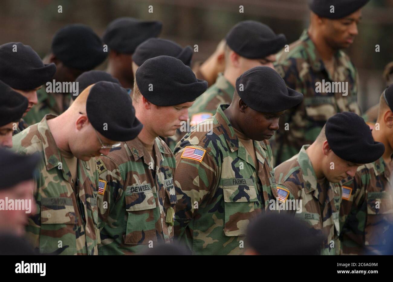 Fort Hood, Texas, USA, September 2 2004: Soldaten in Tarnuniformen und schwarzen Baskenmützen beugen sich während einer Gedenkfeier für die 81 Soldaten, die bei der Operation Iraqi Freedom von der 4. Infanteriedivision in Fort Hood getötet wurden, vor den Kopf. ©Bob Daemmrich Stockfoto