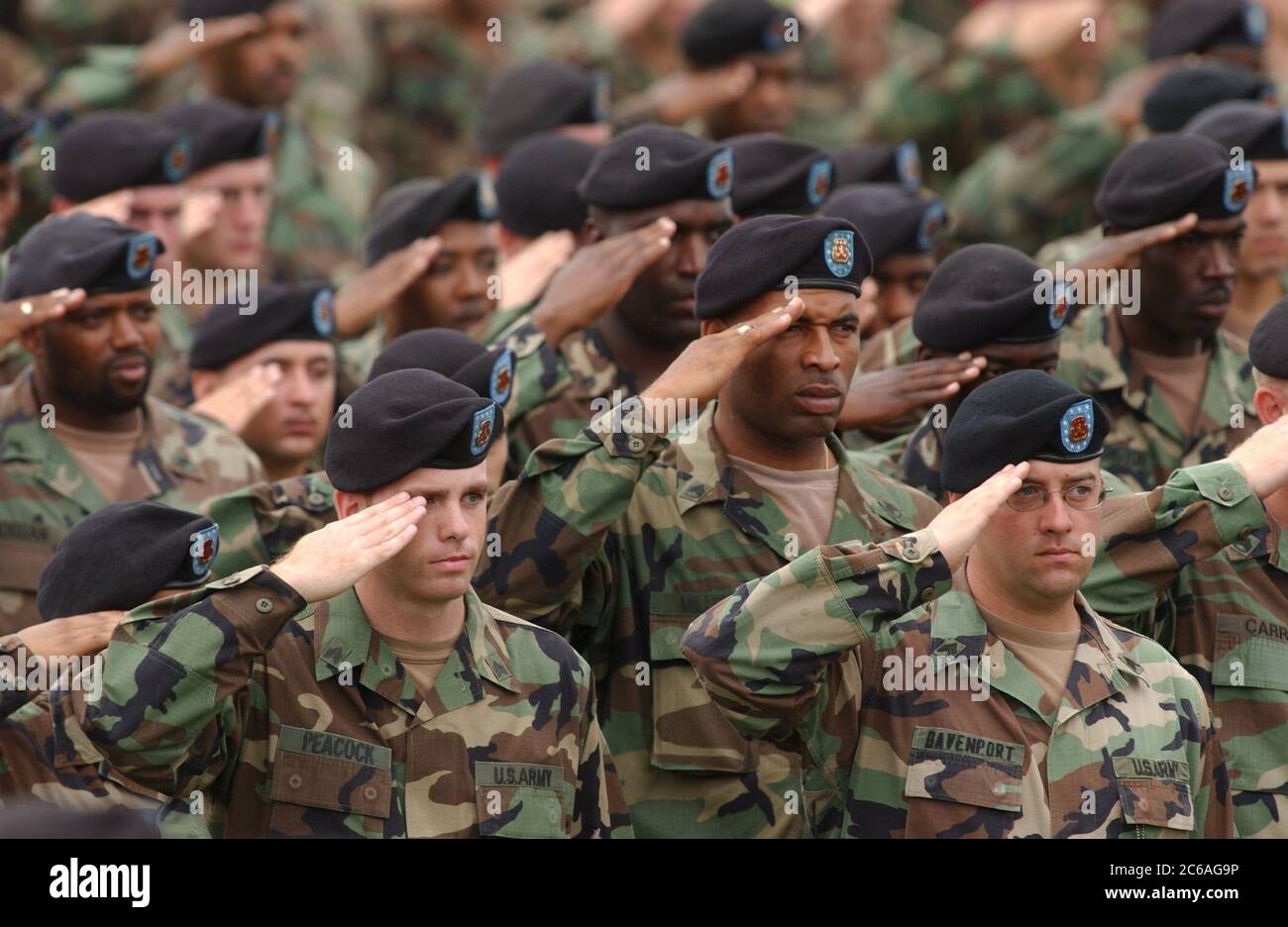 Fort Hood, Texas, USA, September 2 2004: Soldaten in Tarnuniformen und Schwarzmützen salutieren während einer Gedenkfeier für die 81 Soldaten, die bei der Operation Iraqi Freedom von der 4. Infanteriedivision in Fort Hood getötet wurden. ©Bob Daemmrich Stockfoto