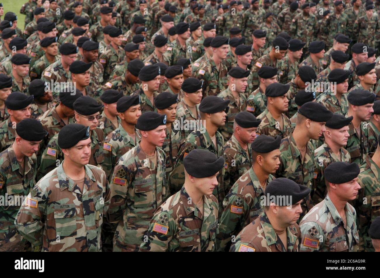 Fort Hood, Texas, USA, September 2 2004: Soldaten in Tarnuniformen und Schwarzmützen stehen während einer Gedenkfeier für die 81 Soldaten, die bei der Operation Iraqi Freedom von der 4. Infanteriedivision in Fort Hood getötet wurden, auf der Hut. ©Bob Daemmrich Stockfoto