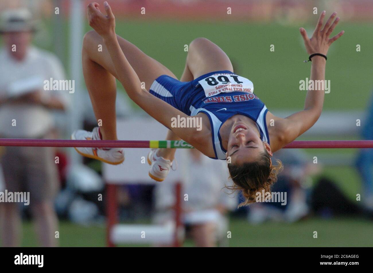 Austin Texas, USA, Juni 2004: Sportlerinnen der Boise State University springen bei der High-Jump-Veranstaltung der National Collegiate Athletic Association (NCAA) Division I Outdoor Track & Field Championships über die Latte. ©Bob Daemmrich Stockfoto