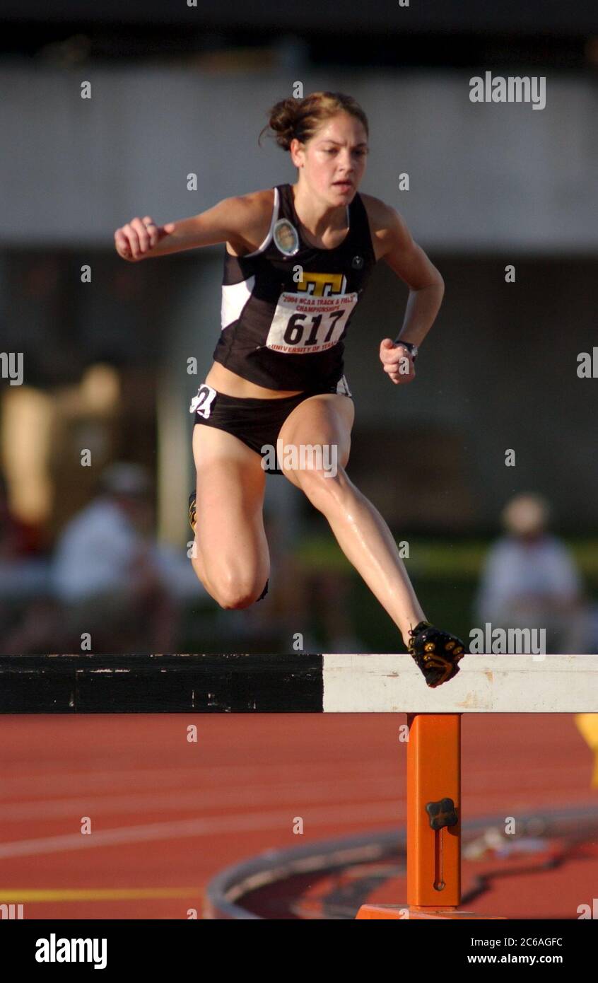 Austin Texas, USA, Juni 2004: Weiße Sportlerinnen überspringen eine Hürde während der Steeplechase-Veranstaltung der National Collegiate Athletic Association (NCAA) Division I Outdoor Track & Field Championships. ©Bob Daemmrich Stockfoto