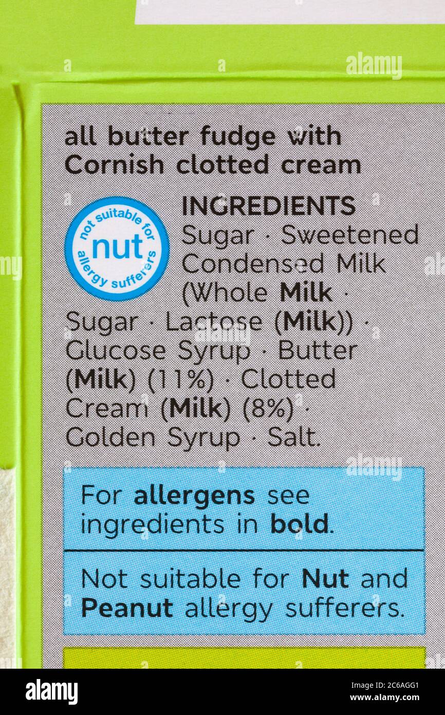 Zutaten und Allergene Informationen auf der Schachtel mit M&S Cornish Clotted Cream Fudge - alle Butterfondierung mit Cornish Clotted Cream Stockfoto