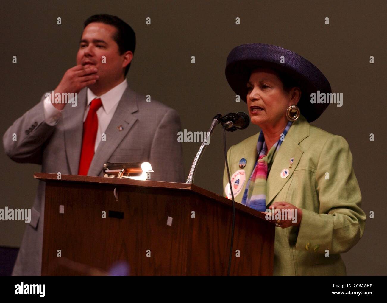 San Antonio Texas, USA, Juli 2004: Delegierter der Liga der Vereinigten lateinamerikanischen Bürger (LULAC) National Convention spricht während einer Konferenz in einem Rednerpult. ©Bob Daemmrich Stockfoto