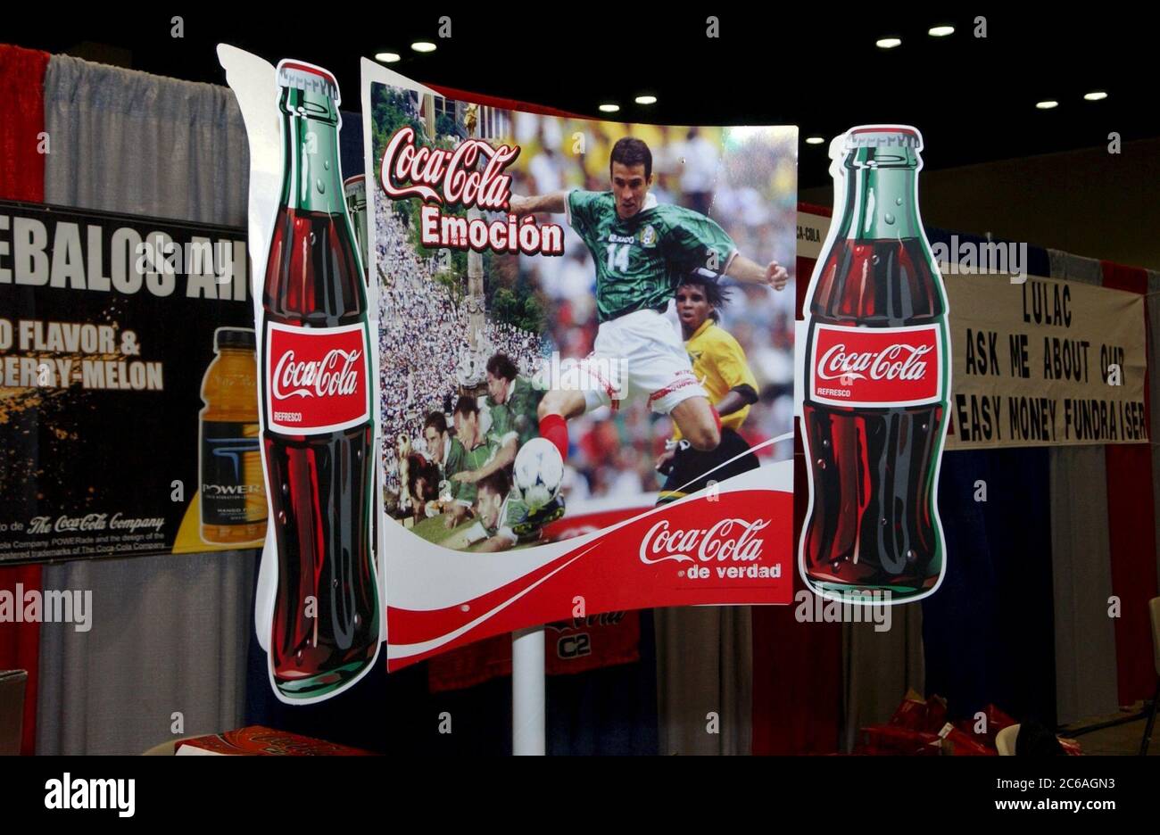 San Antonio, Texas, USA, Juli 2004: Coke-Werbung in Spanisch auf der National Convention der Liga of Latin American Citizens. ©Bob Daemmrich Stockfoto