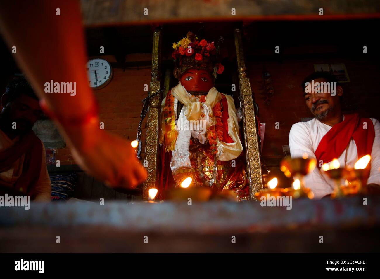 Lalitpur, Nepal. Juli 2020. Anhänger beten Gott des Rains 'Rato Machhindranath'' am Mittwoch, den 8. Juli 2020 im Gottentempel in Lalitpur, Nepal. Das berühmte jahrhundertealte Kulturfestival wurde wegen des Coronavirus-Ausbruchs verschoben. Kredit: Skanda Gautam/ZUMA Wire/Alamy Live Nachrichten Stockfoto