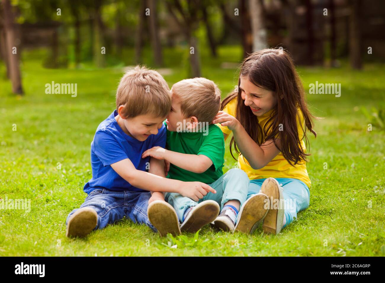 Lustige und sorgenfreie Kindergespräche im Hof Stockfoto