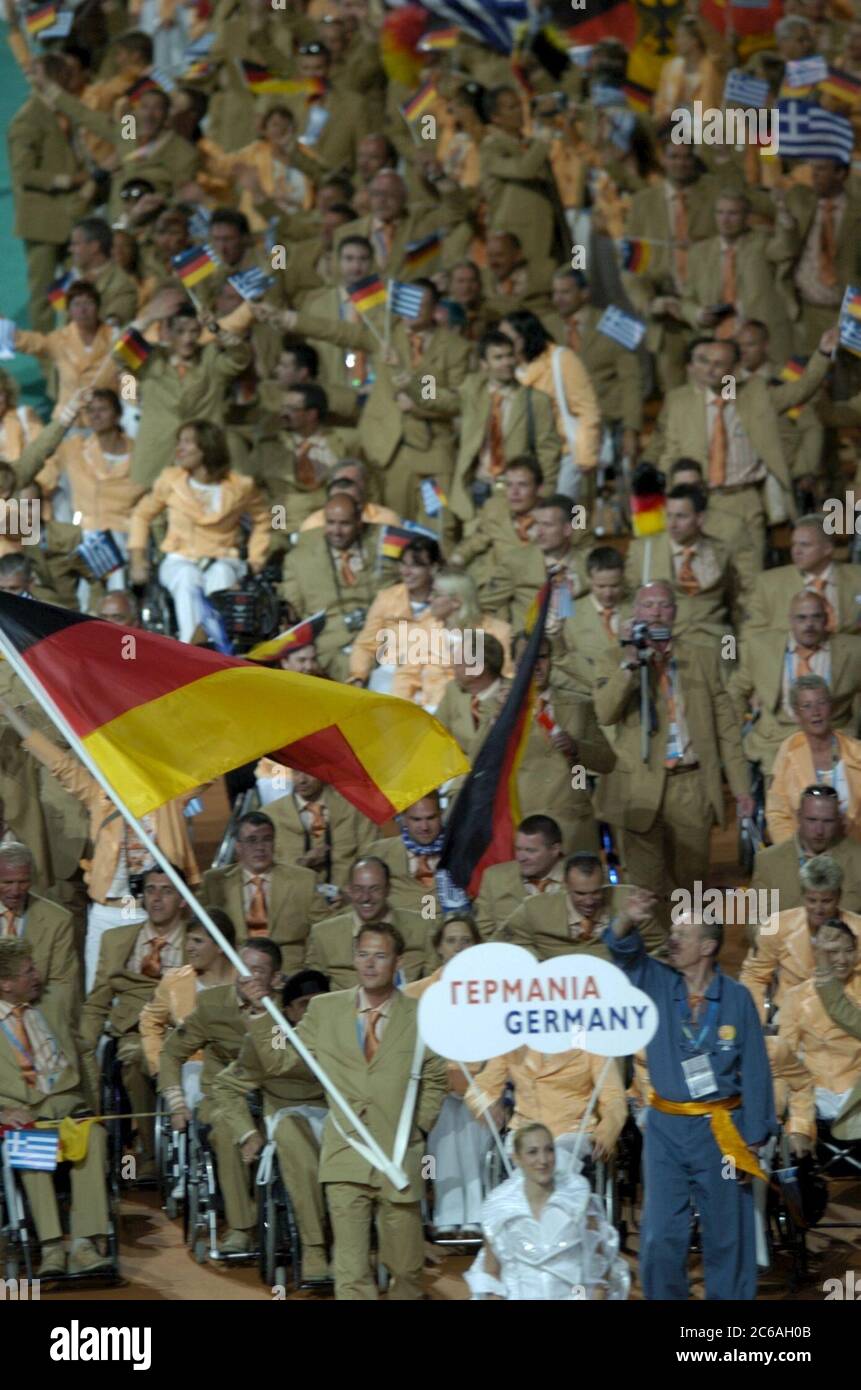 Athen, Griechenland 17. September 04: Eröffnungszeremonie der Paralympischen Spiele 2004 in Athen im Olympiastadion. Team aus Deutschland marschiert ins Olympiastadion. ©Bob Daemmrich Stockfoto