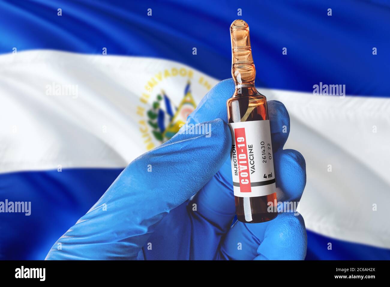 El Salvador Flagge mit Coronavirus Covid-19 Konzept. Arzt mit blauen Schutz medizinische Handschuhe hält eine Impfstoffflasche. Coronavirus covid 19 Impfstoff re Stockfoto