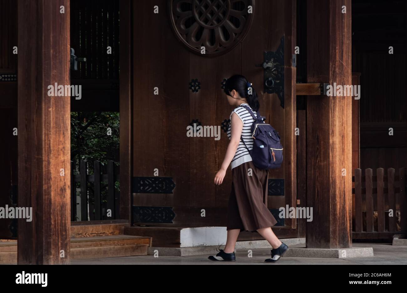 Touristen am Meiji Jingu Shinto Shrine Internal Compound, Tokyo, Japan Stockfoto