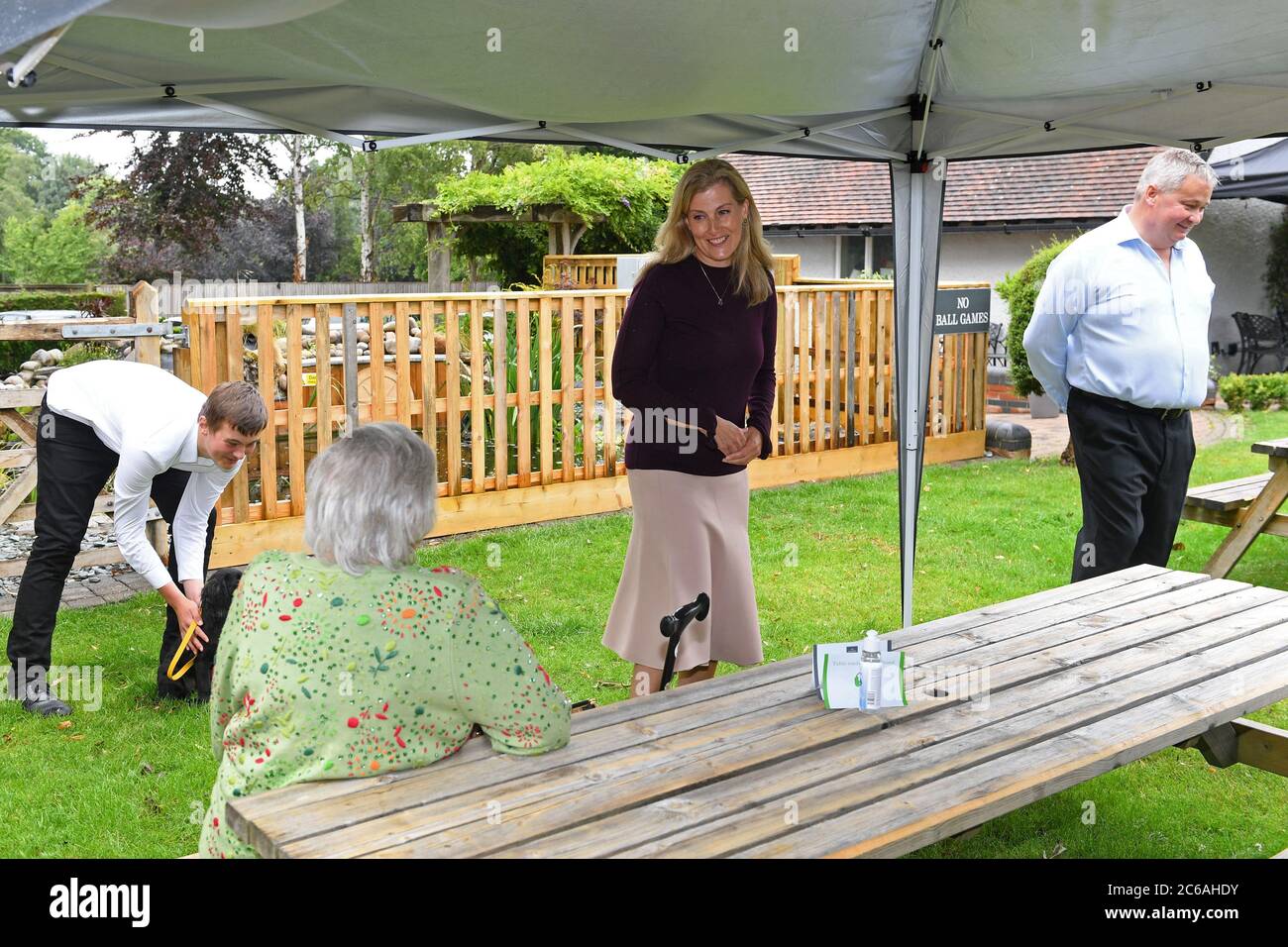 Die Gräfin von Wessex spricht mit Jamie Sturt, Helga Sturt und Conrad Sturt während ihres Besuchs im Half Moon Public House in Windlesham. Stockfoto