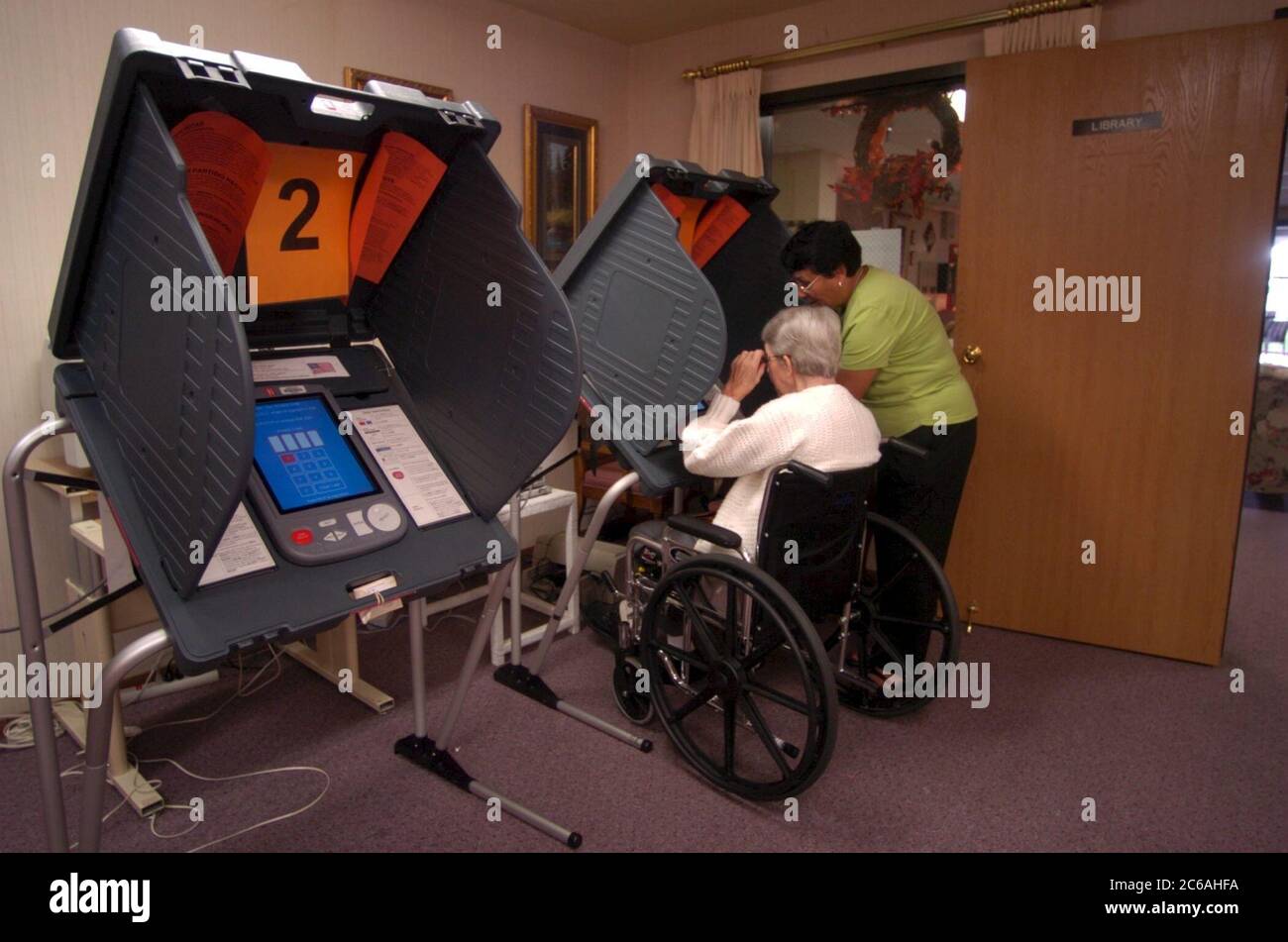 Austin, Texas, USA, Oktober 19 2004: Eine frühe Wählerin im Rollstuhl gibt ihre Stimme bei den Parlamentswahlen im November 2 in einem Seniorenwohnheim ab. ©Bob Daemmrich Stockfoto