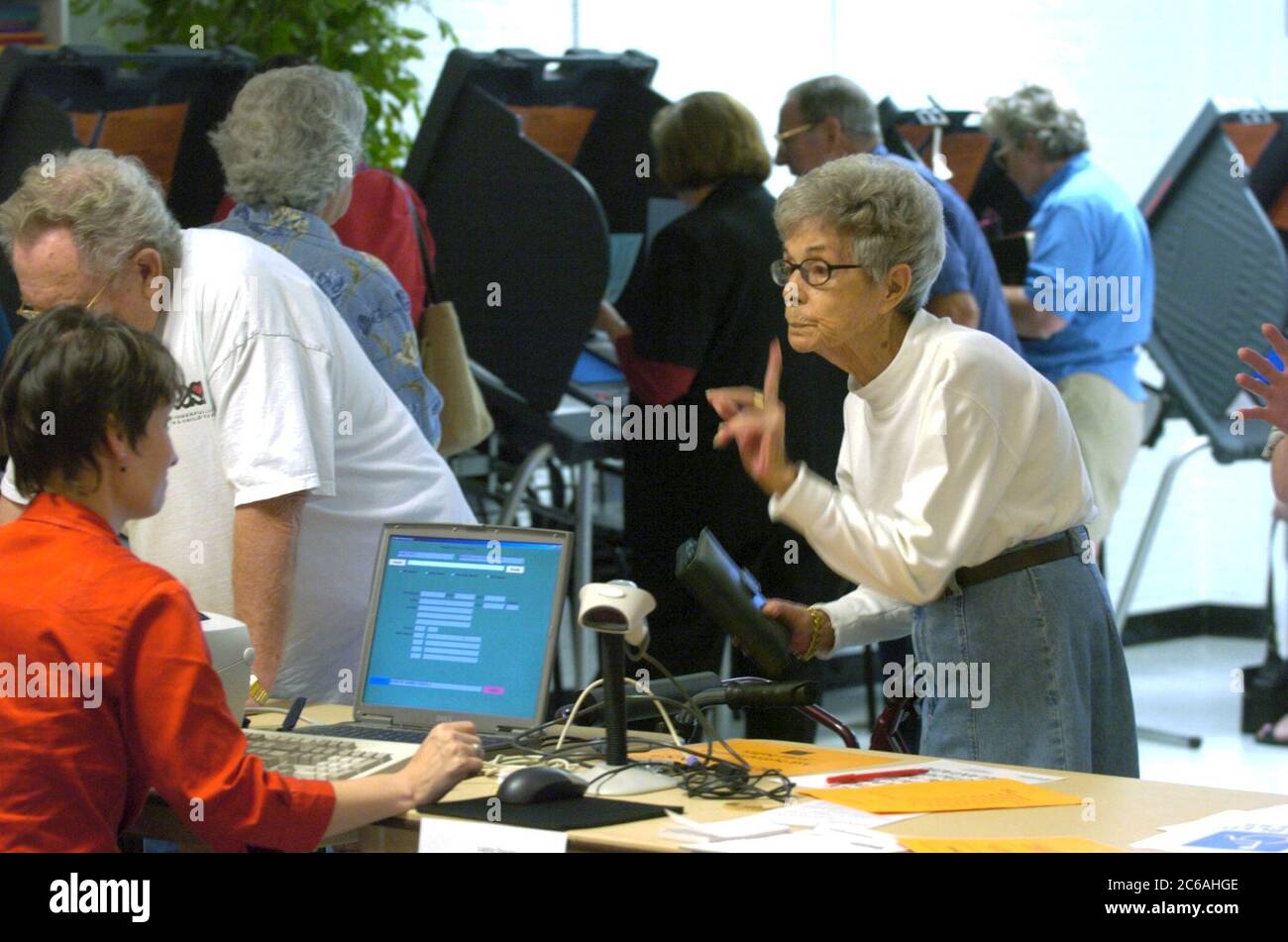 Austin, Texas, USA, Oktober 19 2004: Frühe Wähler im Rebekah Baines Johnson (RBJ) Retirement Center bereiten sich darauf vor, bei den Parlamentswahlen im November 2 Wahlurnen abzugeben. ©Bob Daemmrich Stockfoto