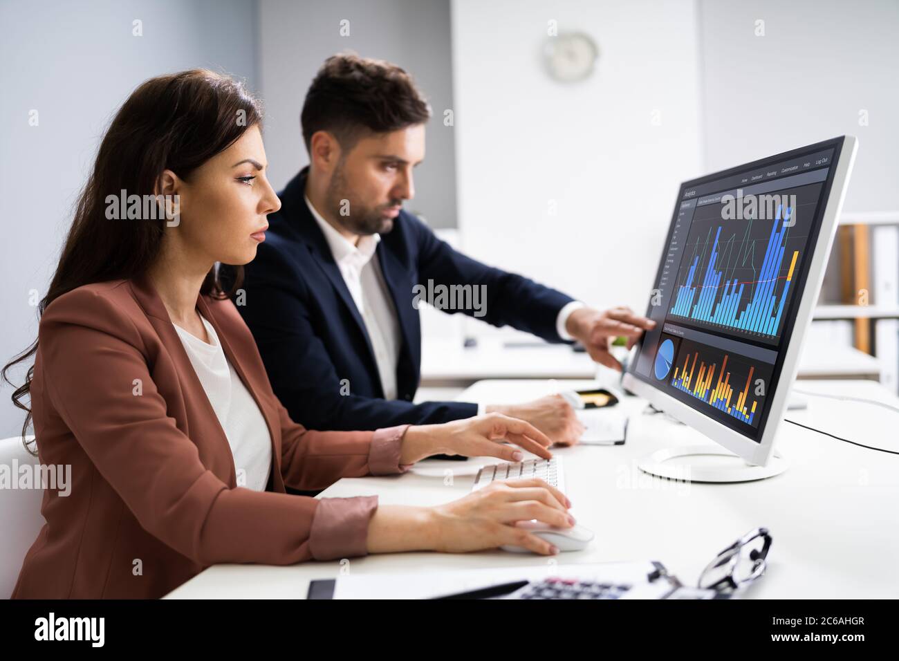 Finanzberater Und Business Analyst Arbeiten An Computer Stockfoto