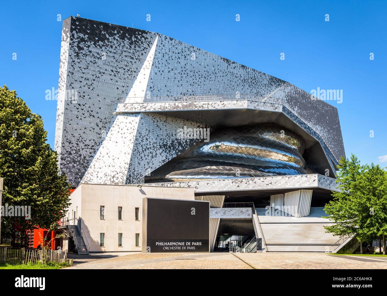 Eingang des Konzerthauses Philharmonie de Paris, entworfen vom französischen Architekten Jean Nouvel und 2015 im Parc de la Villette erbaut. Stockfoto