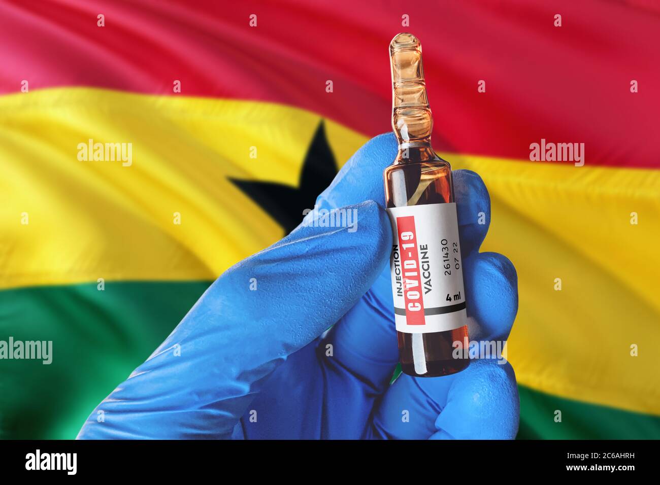 Ghana Flagge mit Coronavirus Covid-19 Konzept. Arzt mit blauen Schutz medizinische Handschuhe hält eine Impfstoffflasche. Coronavirus covid 19 Impfstoffforschung Stockfoto