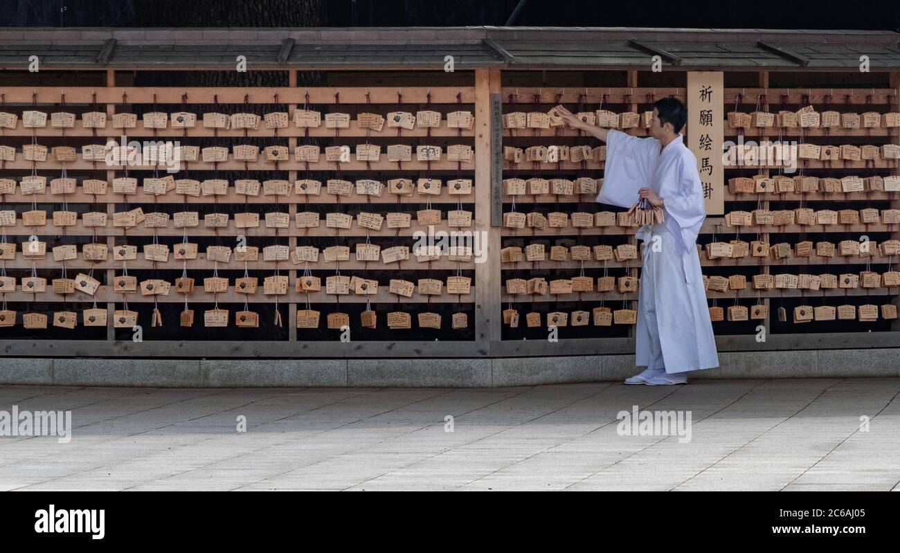 Tempelpriester in traditioneller Kleidung am Meiji Jingu Shinto-Schrein, Tokio, Japan Stockfoto