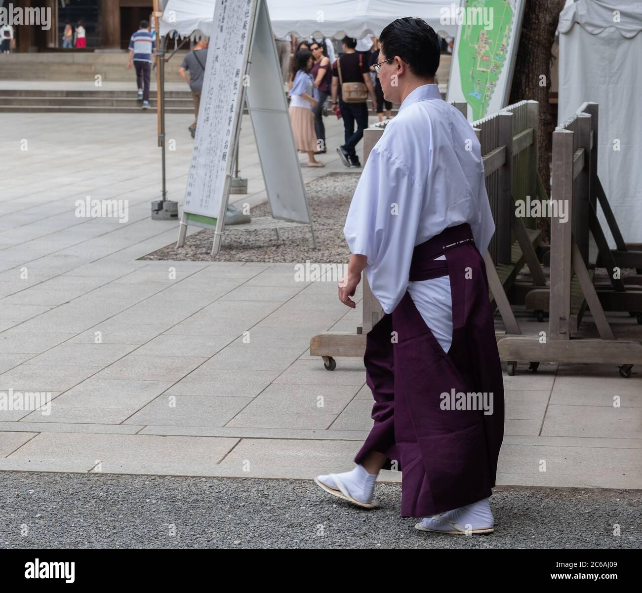 Tempelpriester in traditioneller Kleidung am Meiji Jingu Shinto-Schrein, Tokio, Japan Stockfoto