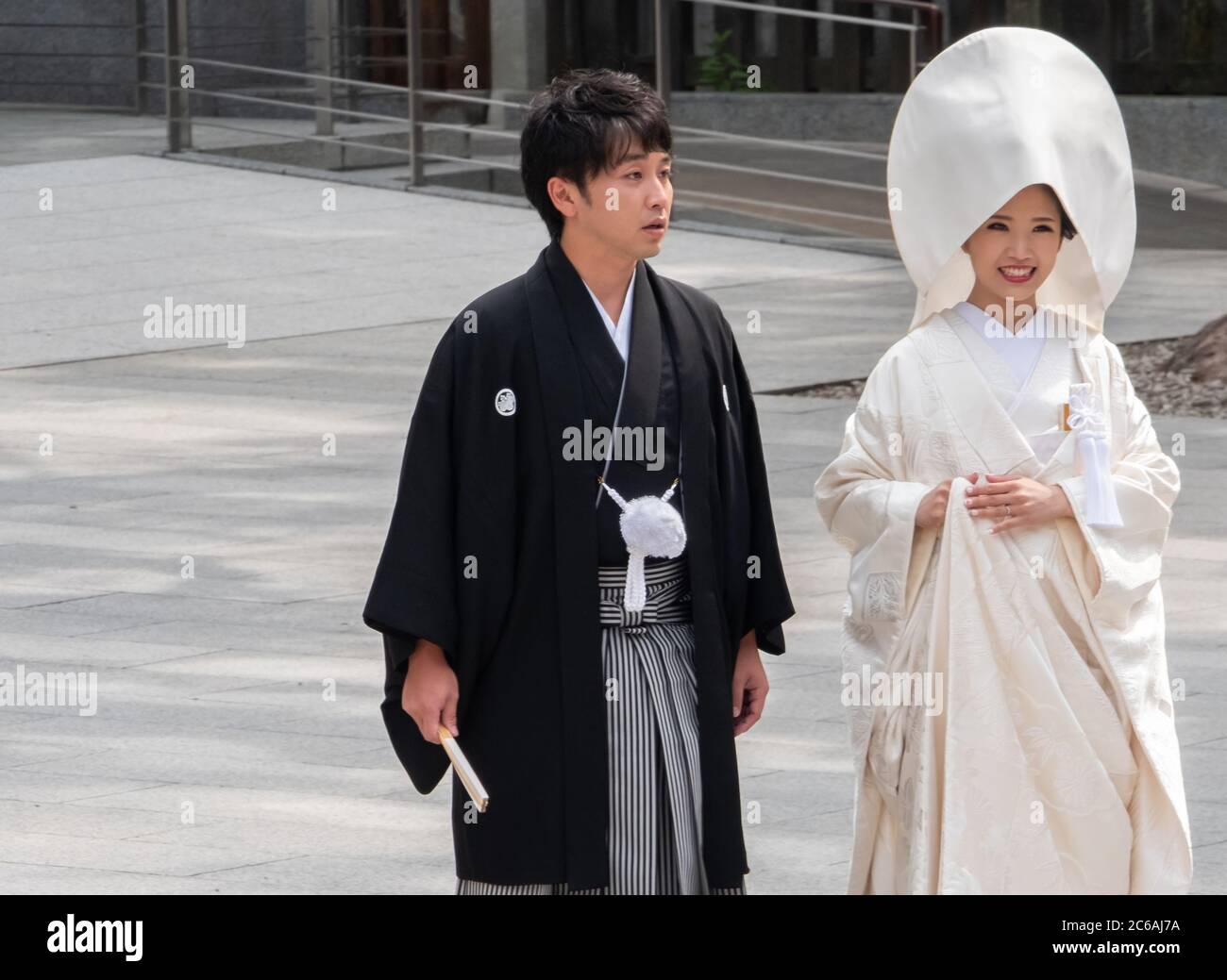 Japanische Braut und Bräutigam im traditionellen Kimono am Meiji Jingu Shinto-Schrein, Tokio, Japan Stockfoto