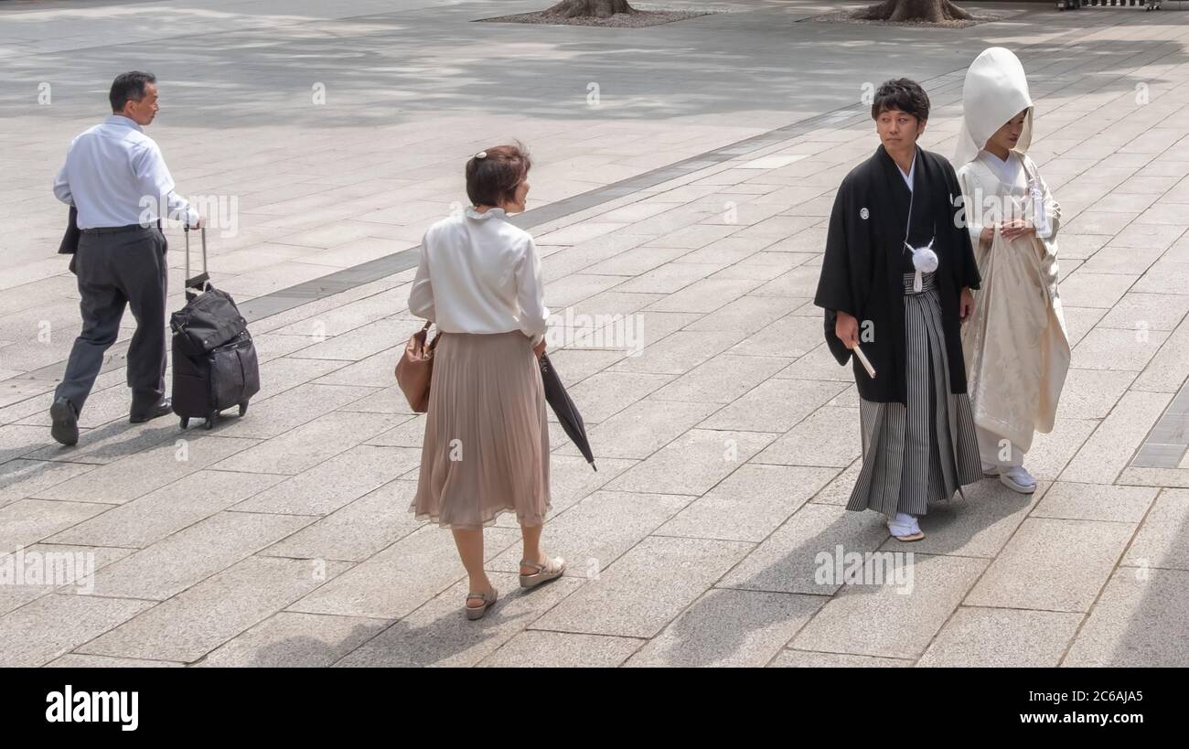 Japanische Braut und Bräutigam im traditionellen Kimono am Meiji Jingu Shinto-Schrein, Tokio, Japan Stockfoto