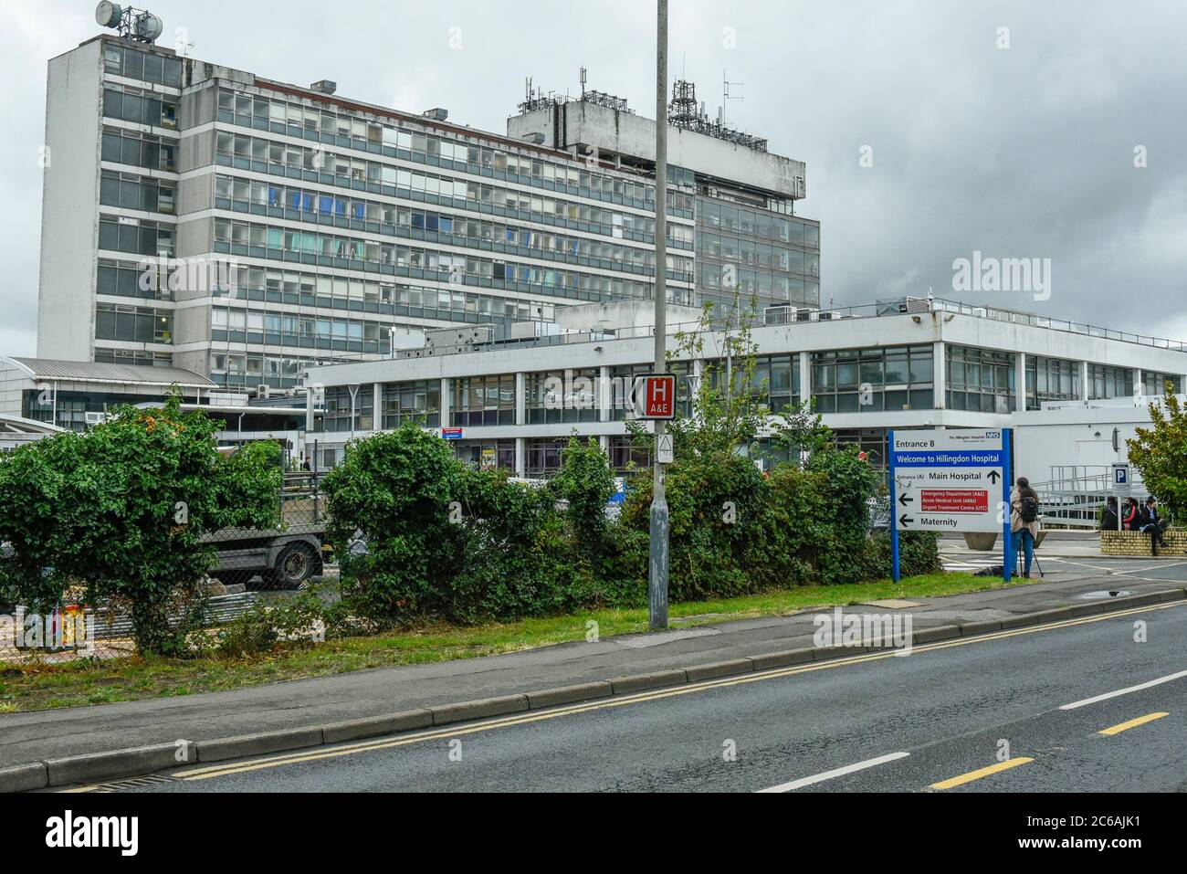 London, Großbritannien. Juli 2020. Das Außengehäuse des Hillingdon Hospital, des Hauptkrankenhauses im Wahlkreis Uxbridge und South Ruislip des Premierministers, das nach einem Ausbruch des Coronavirus unter den Mitarbeitern des NHS für Notaufnahmen gesperrt wurde. Der NHS Trust hat bekannt gegeben, dass am 3. Juli ein Ausbruch von Covid-19 ausgerufen wurde und ab dem 7. Juli 70 Mitarbeiter isoliert werden, von denen einige positiv auf Covid-19 getestet haben. Kredit: Stephen Chung / Alamy Live Nachrichten Stockfoto