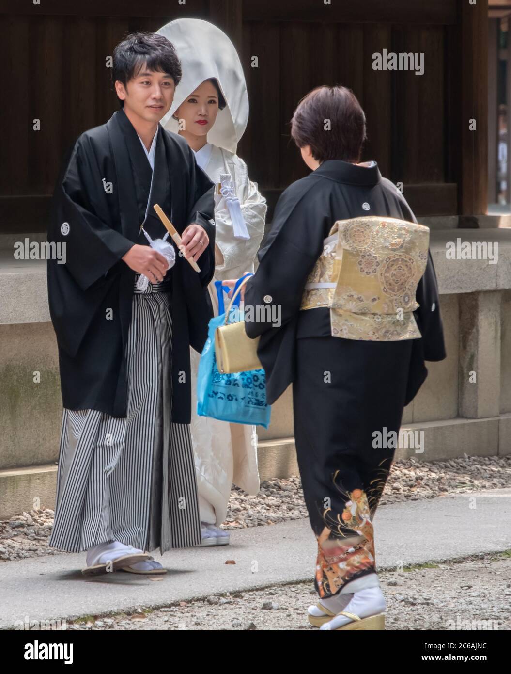 Japanische Braut und Bräutigam im traditionellen Kimono am Meiji Jingu Shinto-Schrein, Tokio, Japan Stockfoto