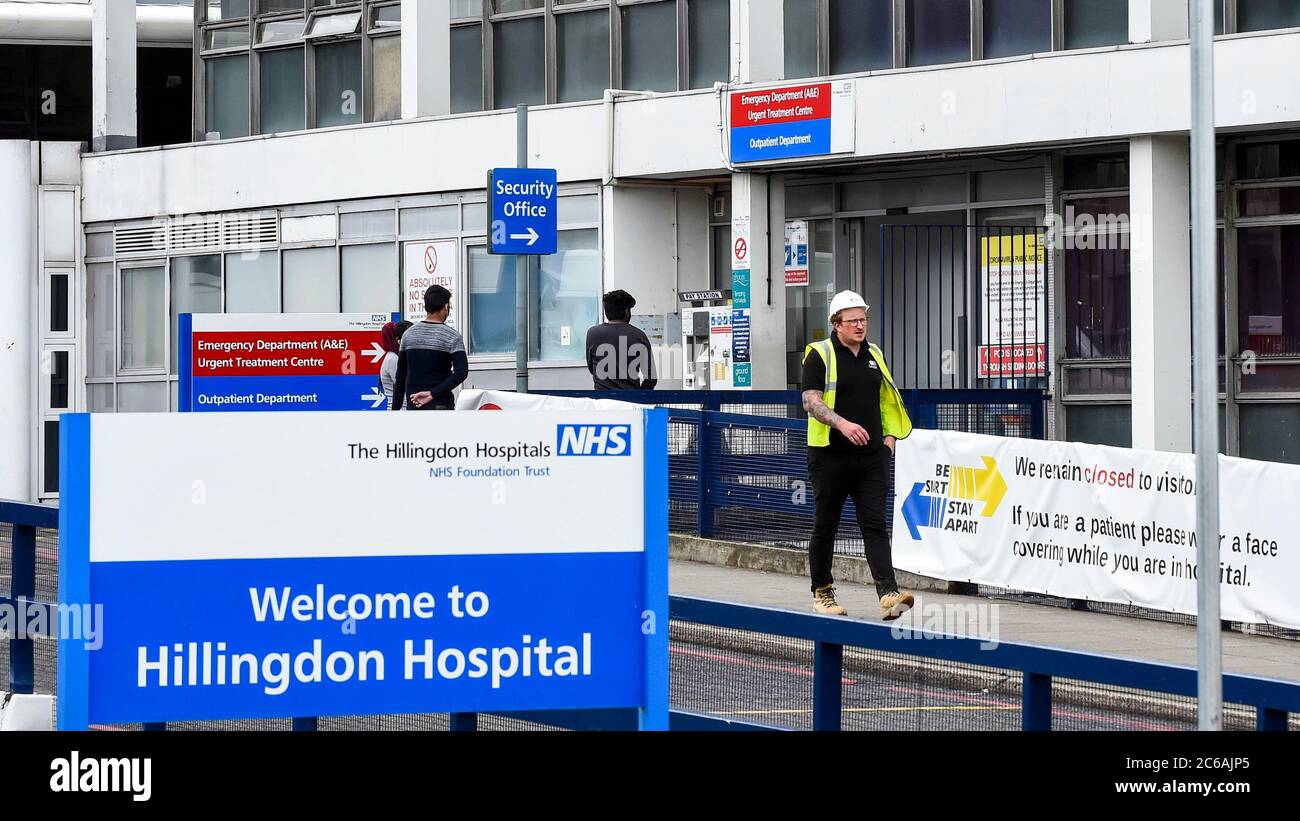 London, Großbritannien. Juli 2020. Das Außengehäuse des Hillingdon Hospital, des Hauptkrankenhauses im Wahlkreis Uxbridge und South Ruislip des Premierministers, das nach einem Ausbruch des Coronavirus unter den Mitarbeitern des NHS für Notaufnahmen gesperrt wurde. Der NHS Trust hat bekannt gegeben, dass am 3. Juli ein Ausbruch von Covid-19 ausgerufen wurde und ab dem 7. Juli 70 Mitarbeiter isoliert werden, von denen einige positiv auf Covid-19 getestet haben. Kredit: Stephen Chung / Alamy Live Nachrichten Stockfoto