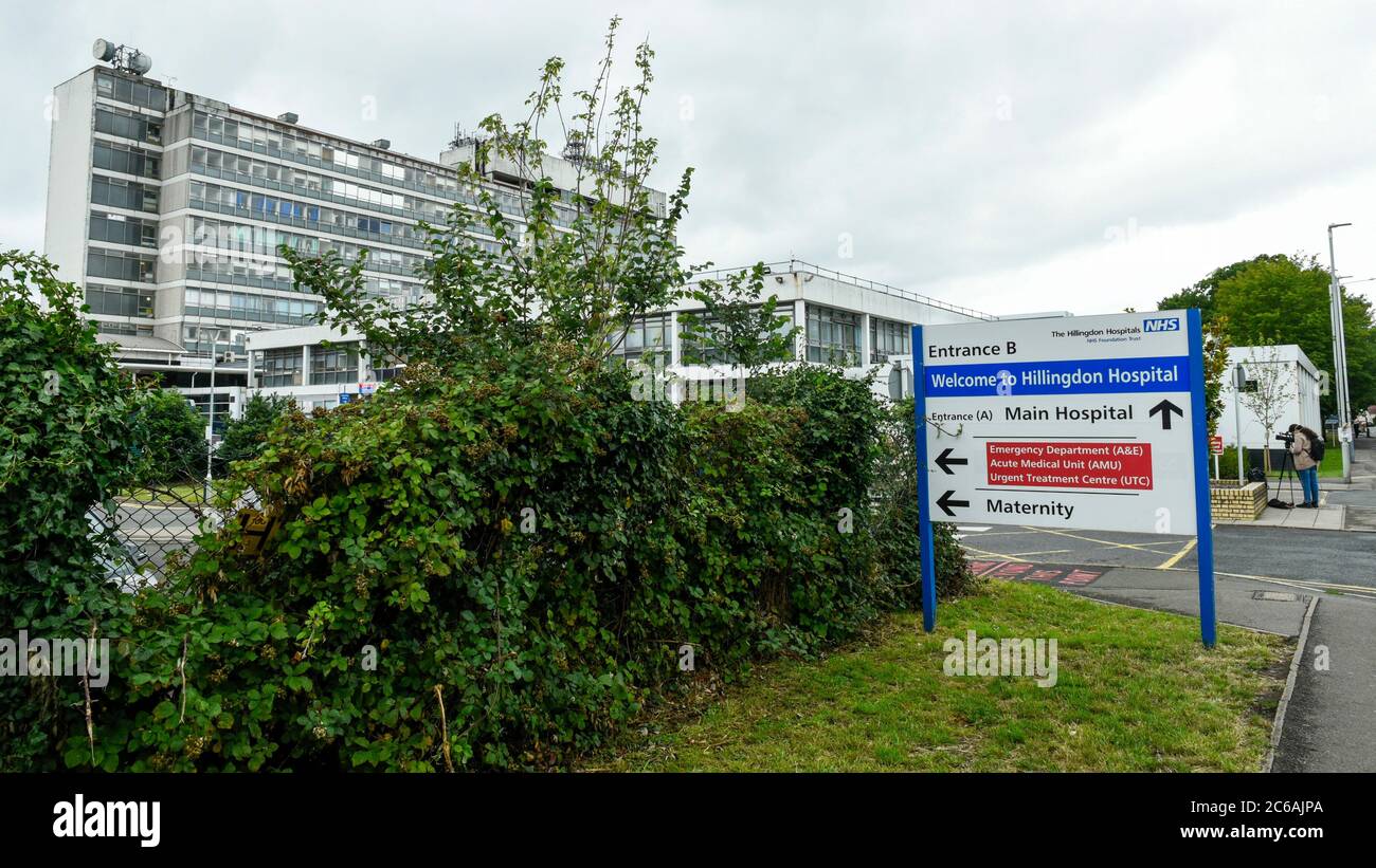 London, Großbritannien. Juli 2020. Das Außengehäuse des Hillingdon Hospital, des Hauptkrankenhauses im Wahlkreis Uxbridge und South Ruislip des Premierministers, das nach einem Ausbruch des Coronavirus unter den Mitarbeitern des NHS für Notaufnahmen gesperrt wurde. Der NHS Trust hat bekannt gegeben, dass am 3. Juli ein Ausbruch von Covid-19 ausgerufen wurde und ab dem 7. Juli 70 Mitarbeiter isoliert werden, von denen einige positiv auf Covid-19 getestet haben. Kredit: Stephen Chung / Alamy Live Nachrichten Stockfoto