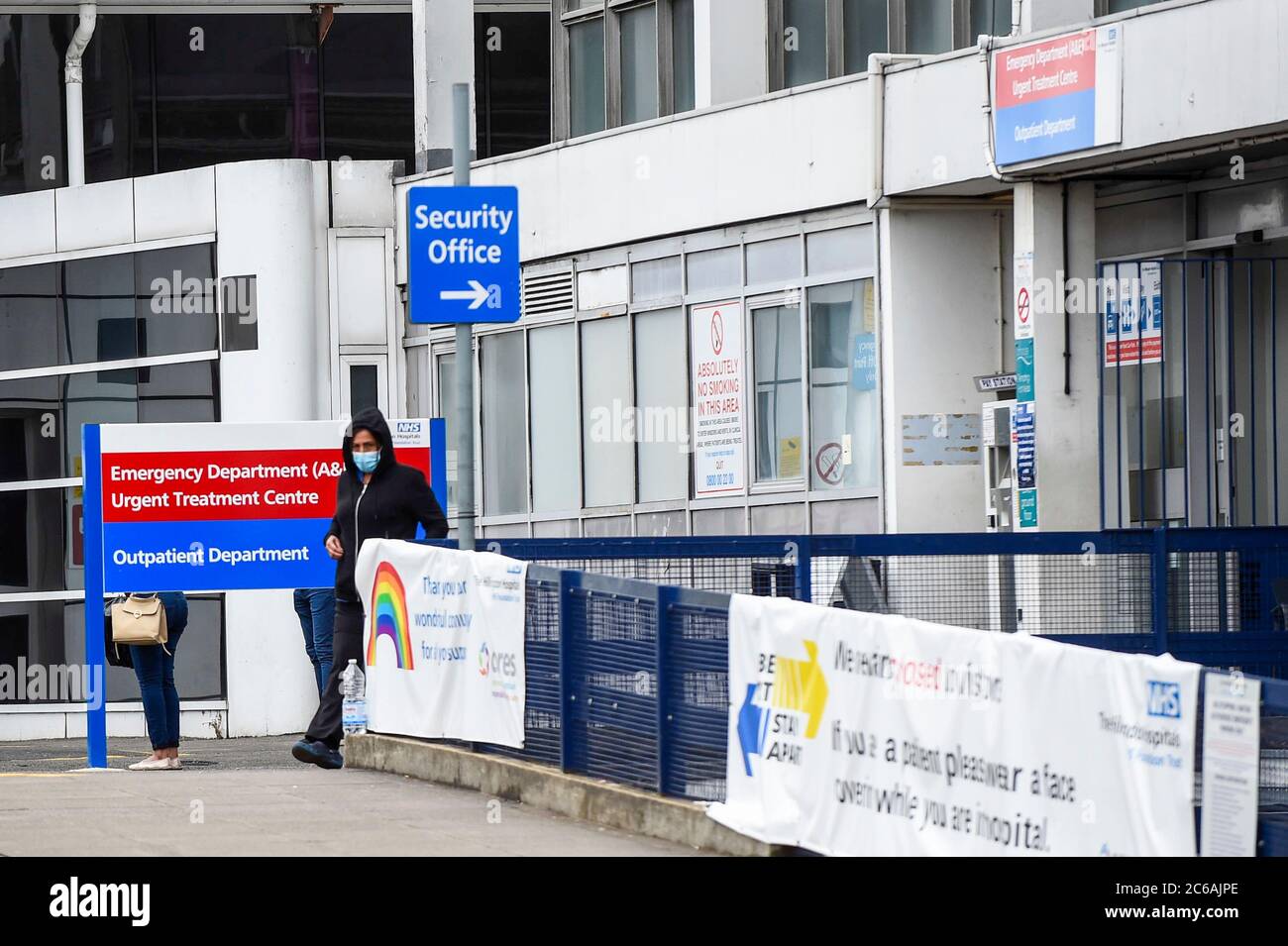 London, Großbritannien. Juli 2020. Das Außengehäuse des Hillingdon Hospital, des Hauptkrankenhauses im Wahlkreis Uxbridge und South Ruislip des Premierministers, das nach einem Ausbruch des Coronavirus unter den Mitarbeitern des NHS für Notaufnahmen gesperrt wurde. Der NHS Trust hat bekannt gegeben, dass am 3. Juli ein Ausbruch von Covid-19 ausgerufen wurde und ab dem 7. Juli 70 Mitarbeiter isoliert werden, von denen einige positiv auf Covid-19 getestet haben. Kredit: Stephen Chung / Alamy Live Nachrichten Stockfoto