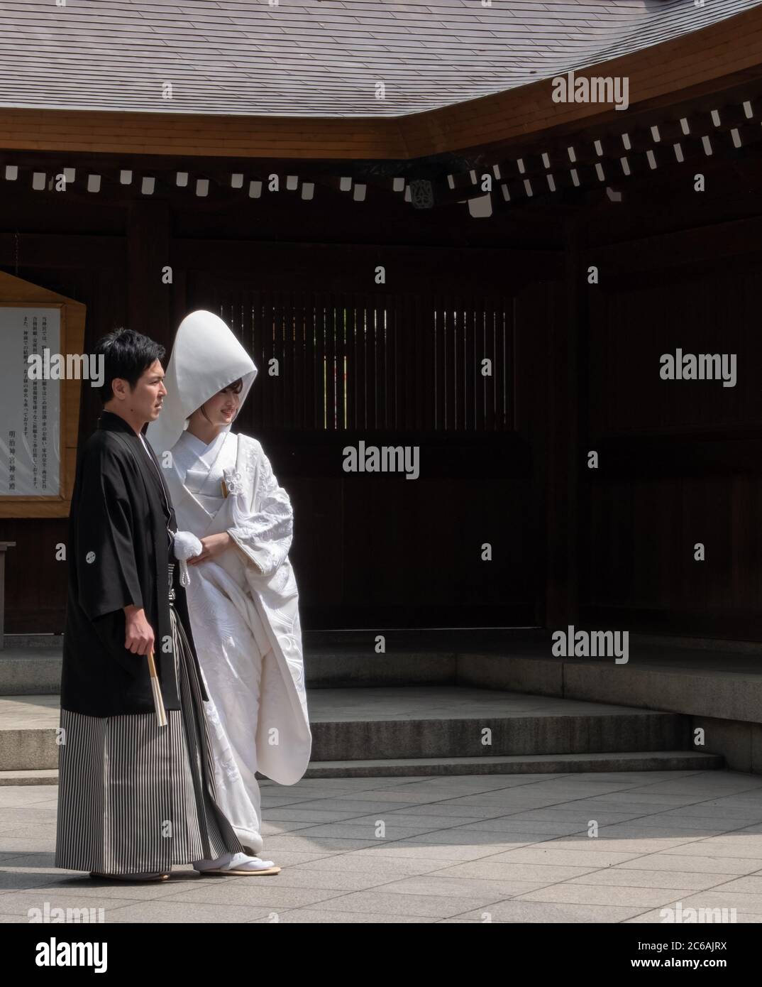 Japanische Braut und Bräutigam im traditionellen Kimono am Meiji Jingu Shinto-Schrein, Tokio, Japan Stockfoto