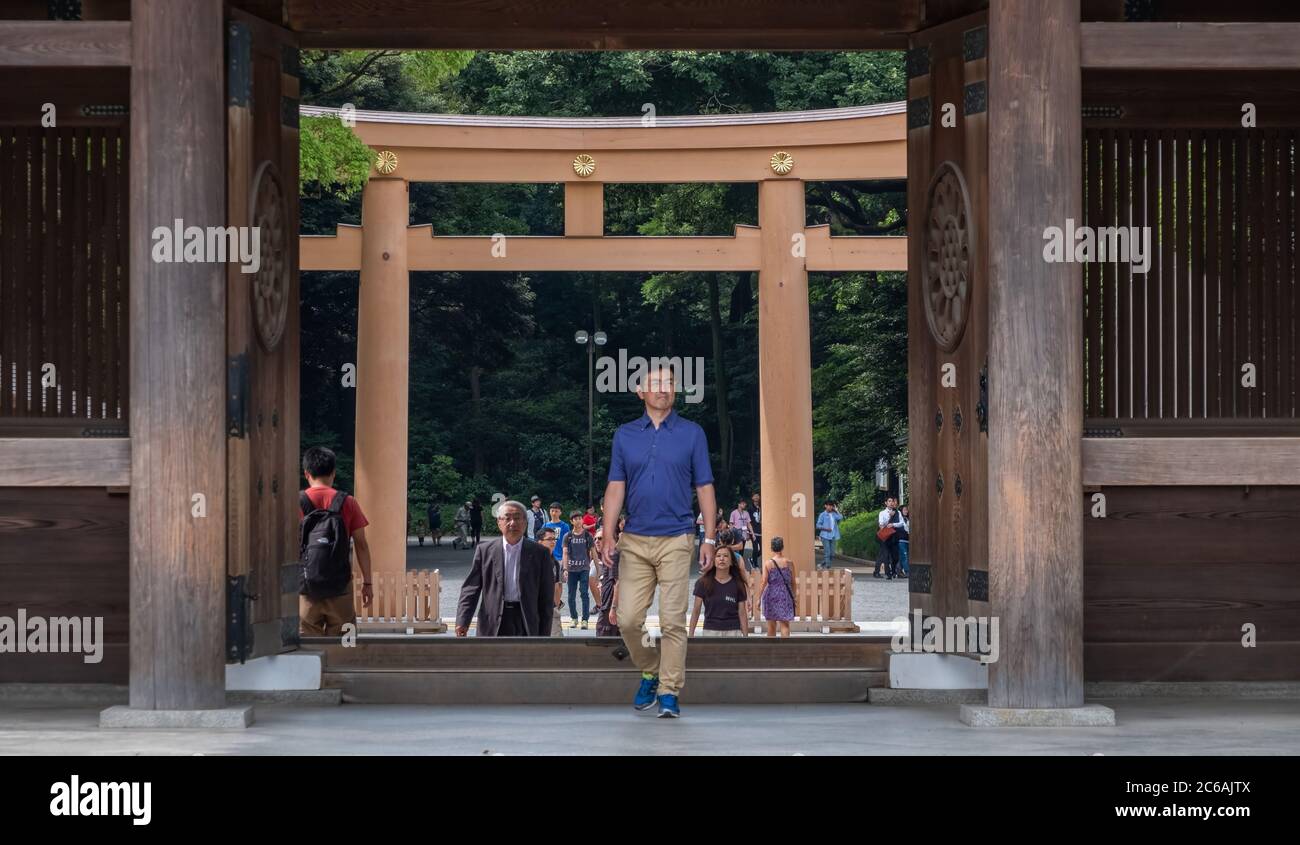 Lokale japanische Menschenmenge besucht Meiji Jingu Shinto Schrein, Tokio, Japan Stockfoto