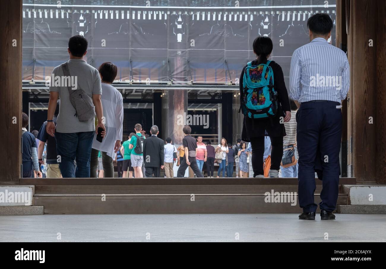 Lokale japanische Menschenmenge besucht Meiji Jingu Shinto Schrein, Tokio, Japan Stockfoto