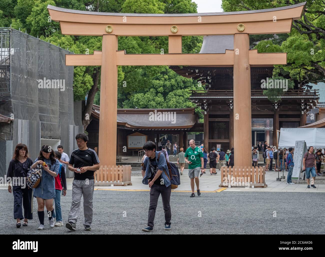 Lokale japanische Menschenmenge besucht Meiji Jingu Shinto Schrein, Tokio, Japan Stockfoto