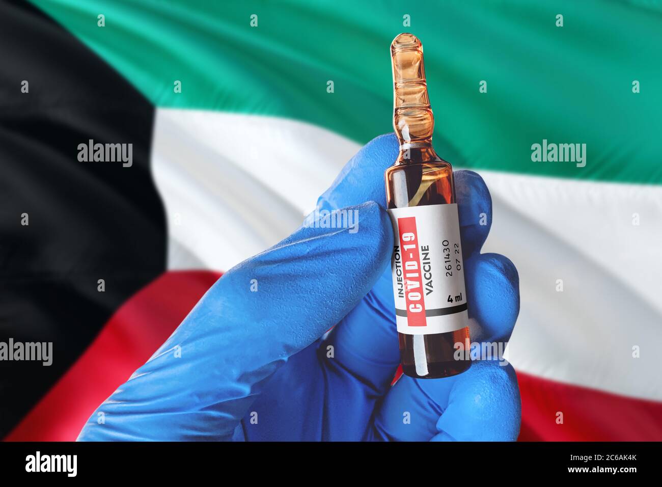 Kuwait Flagge mit Coronavirus Covid-19 Konzept. Arzt mit blauen Schutz medizinische Handschuhe hält eine Impfstoffflasche. Coronavirus covid 19 Impfstoff-Forscherin c Stockfoto