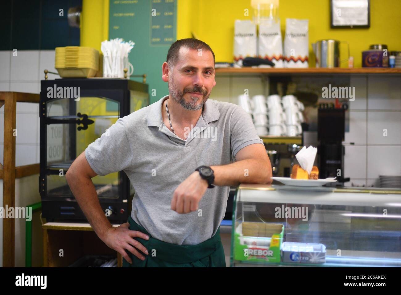 Ademar DAEs, Manager der Pickles Sandwich Bar in Westminster, London, als der Kanzler seinen Antrag ankündigt, die Menschen zum Essen zu ermutigen, mit einer Mehrwertsteuersenkung von 20% auf 5% im Gastgewerbe und einem Rabatt "Eat Out to Help Out". Gäste, die im August in teilnehmenden Restaurants in ganz Großbritannien essen, können jeden Montag, Dienstag und Mittwoch zum halben Preis speisen. Stockfoto