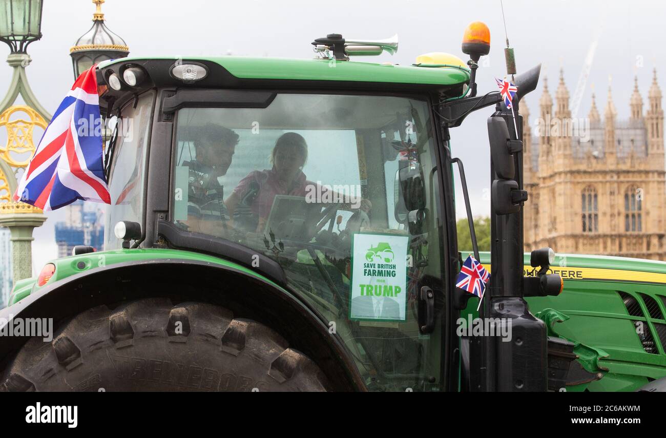 London, Großbritannien. Juli 2020. Save Britsh Landwirtschaft Demonstration. 12 Traktoren fahren durch Westminster, um die Regierung zum Schutz britischer Arbeitsplätze zu drängen. Sie fürchten, dass mit den USA Abkommen über die Einfuhr von chloriertem Huhn und hormonerzeugtem Rindfleisch nach Großbritannien möglich wären. Quelle: Tommy London/Alamy Live News Stockfoto