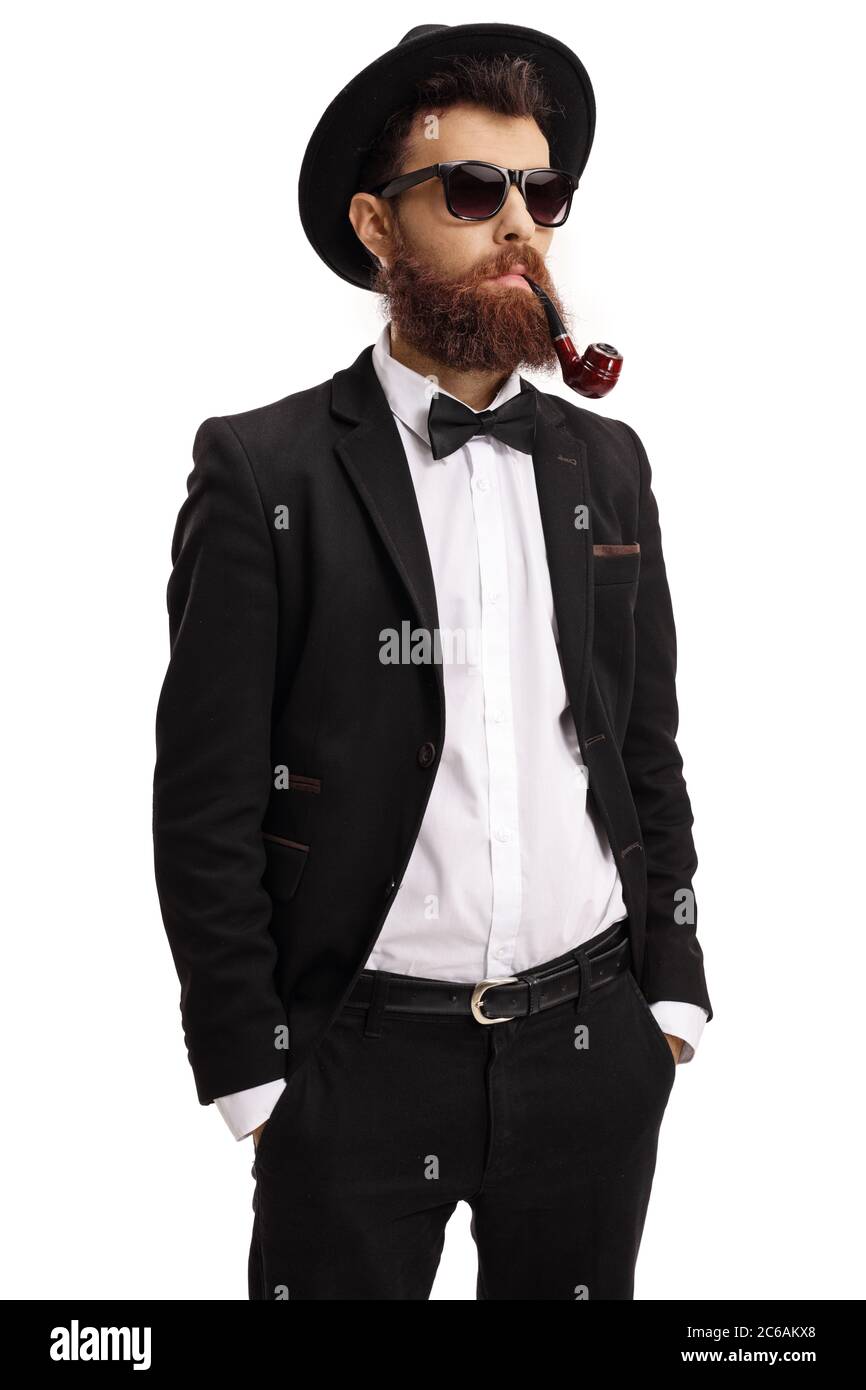 Bärtiger Mann mit schwarzem Fedora-Hut und rauchendem Rohr isoliert auf weißem Hintergrund Stockfoto
