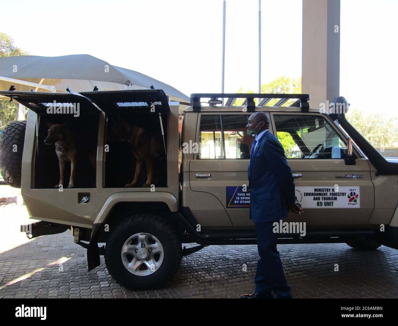(200708) -- WINDHOEK, 8. Juli 2020 (Xinhua) -- Namibias Umweltminister Pohamba Shifeta steht vor einem voll ausgestatteten Fahrzeug für die Hundeeinheit in Windhoek, der Hauptstadt Namibias, 8. Juli 2020. Namibias wilderungsbekämpfende Hunde, die eine Kombination aus Aufspürungs-, Aufspürungs- und Auffassungsmöglichkeiten bieten, sind seit ihrer Entsendung im Jahr 2017 in 52 Fällen im ganzen Land erfolgreich gewesen, sagte ein Beamter am Mittwoch. (Foto von Musa C Kaseke/Xinhua) Stockfoto